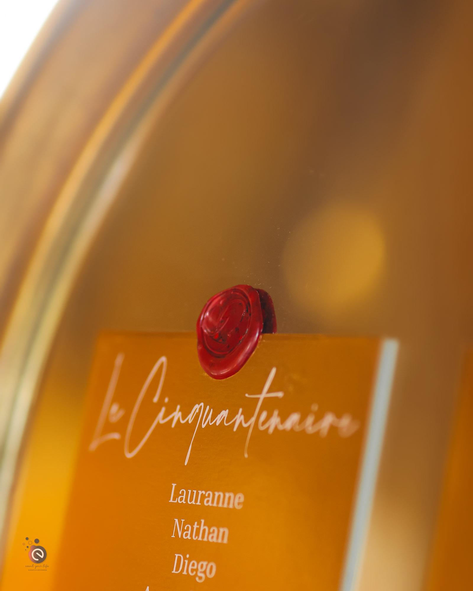 Plan de table avec cachet de cire sur miroir élégant