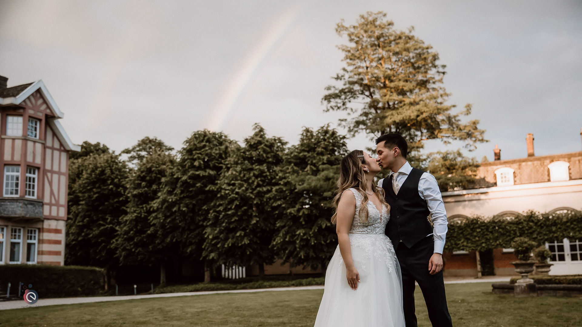 Caroline & An devant l’orangerie de Beauval, immortalisant leur mariage élégant en Belgique, accompagné par event your life.