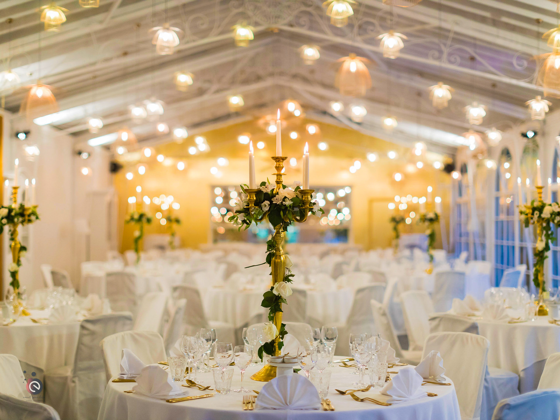 Ambiance de réception de mariage avec chandeliers et bougies décoratives — éclairage chaleureux et mise en scène élégante en Belgique