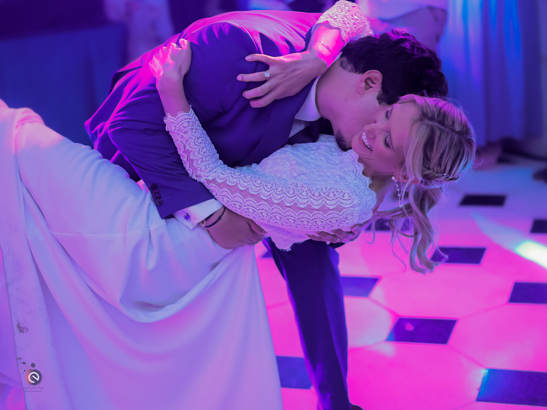 Décoration de table avec bougies et fleurs colorées – mariage de Lauranne et Nathan au Château de la Hulpe, par event your life wedding planner.