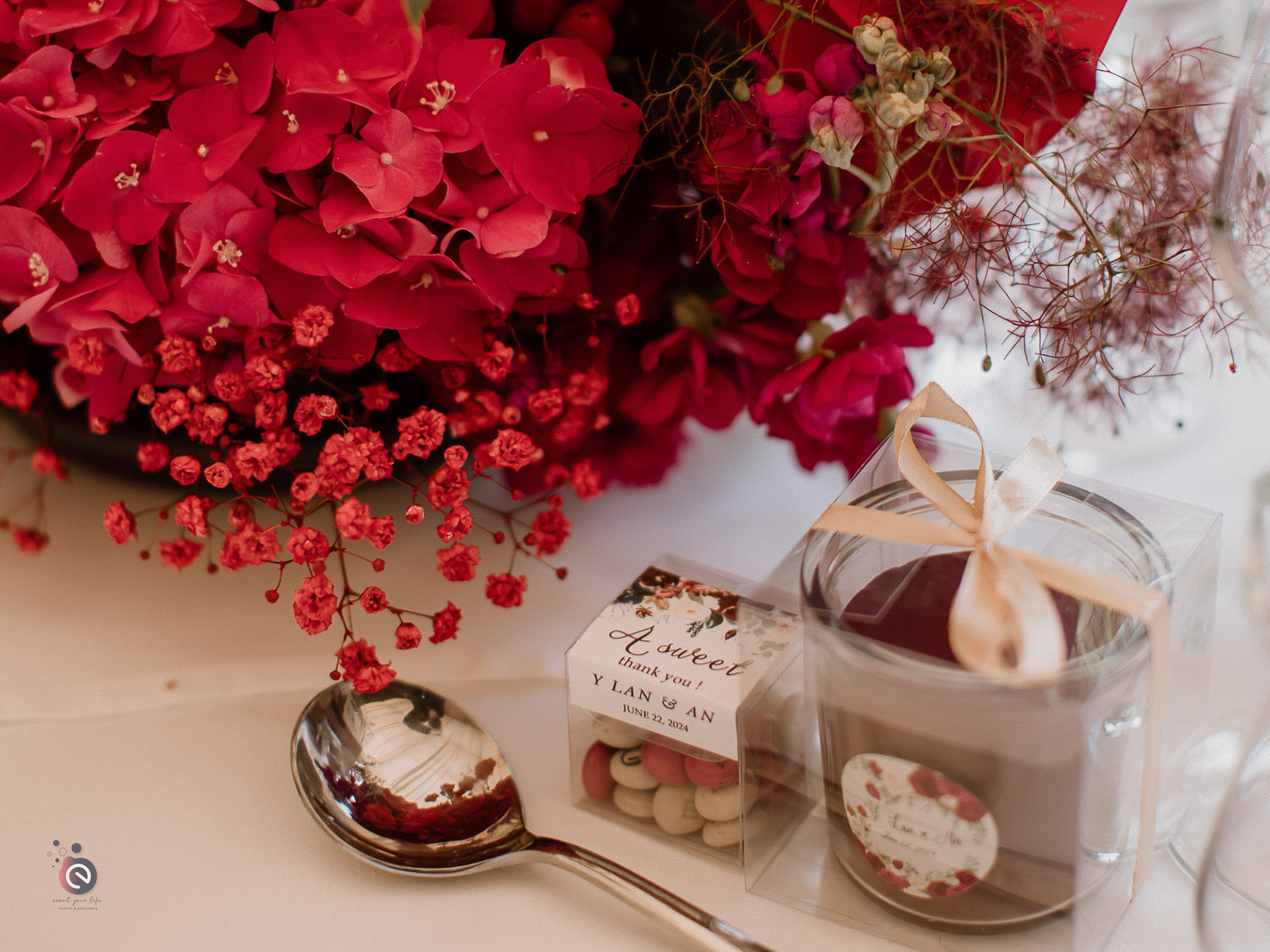 Une décoration élégante aux accents rouges, pensée pour refléter la personnalité des mariés.