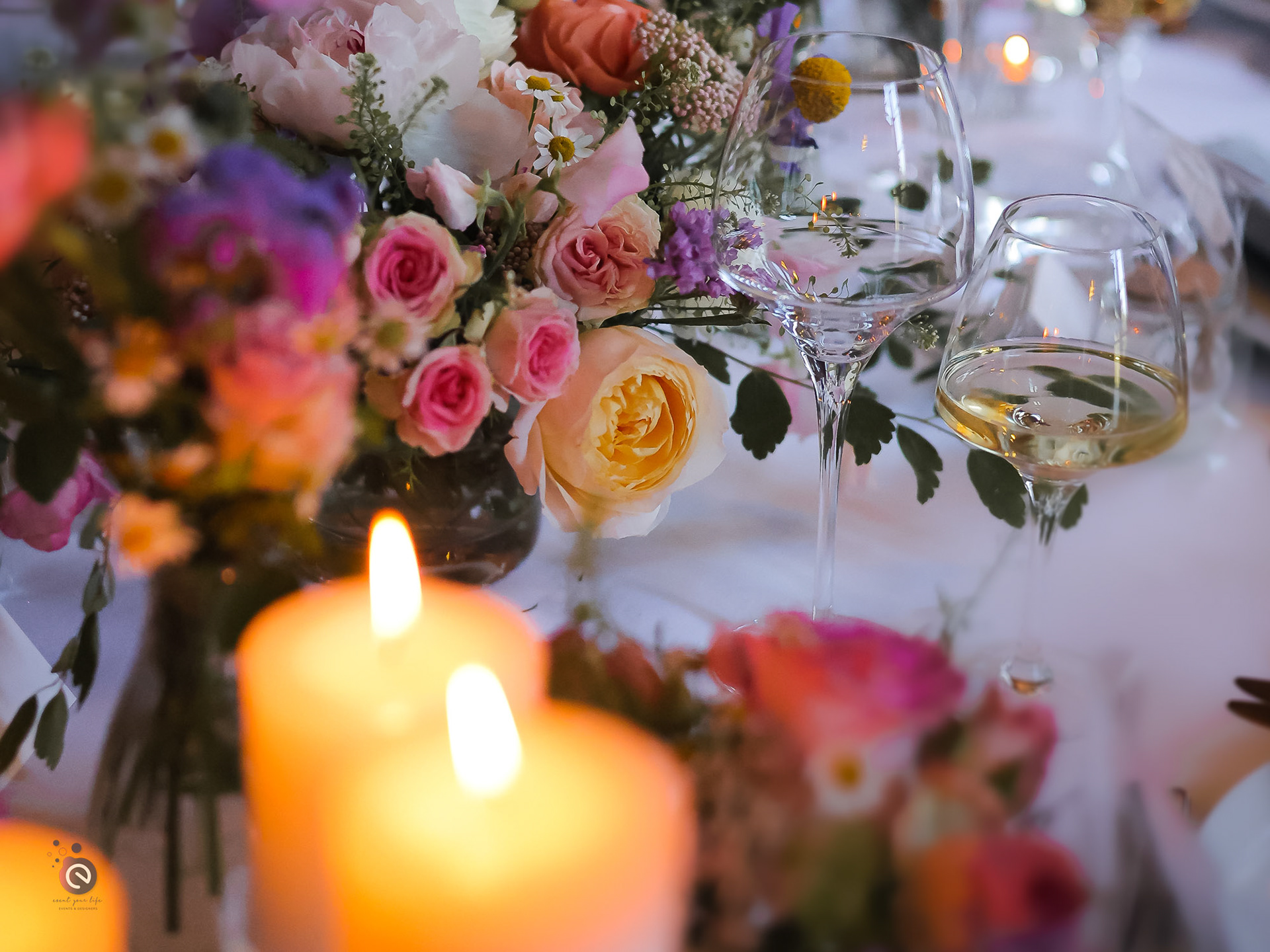 Lauranne lance son bouquet devant le Château de la Hulpe – ambiance festive d’un mariage organisé par event your life en Belgique.