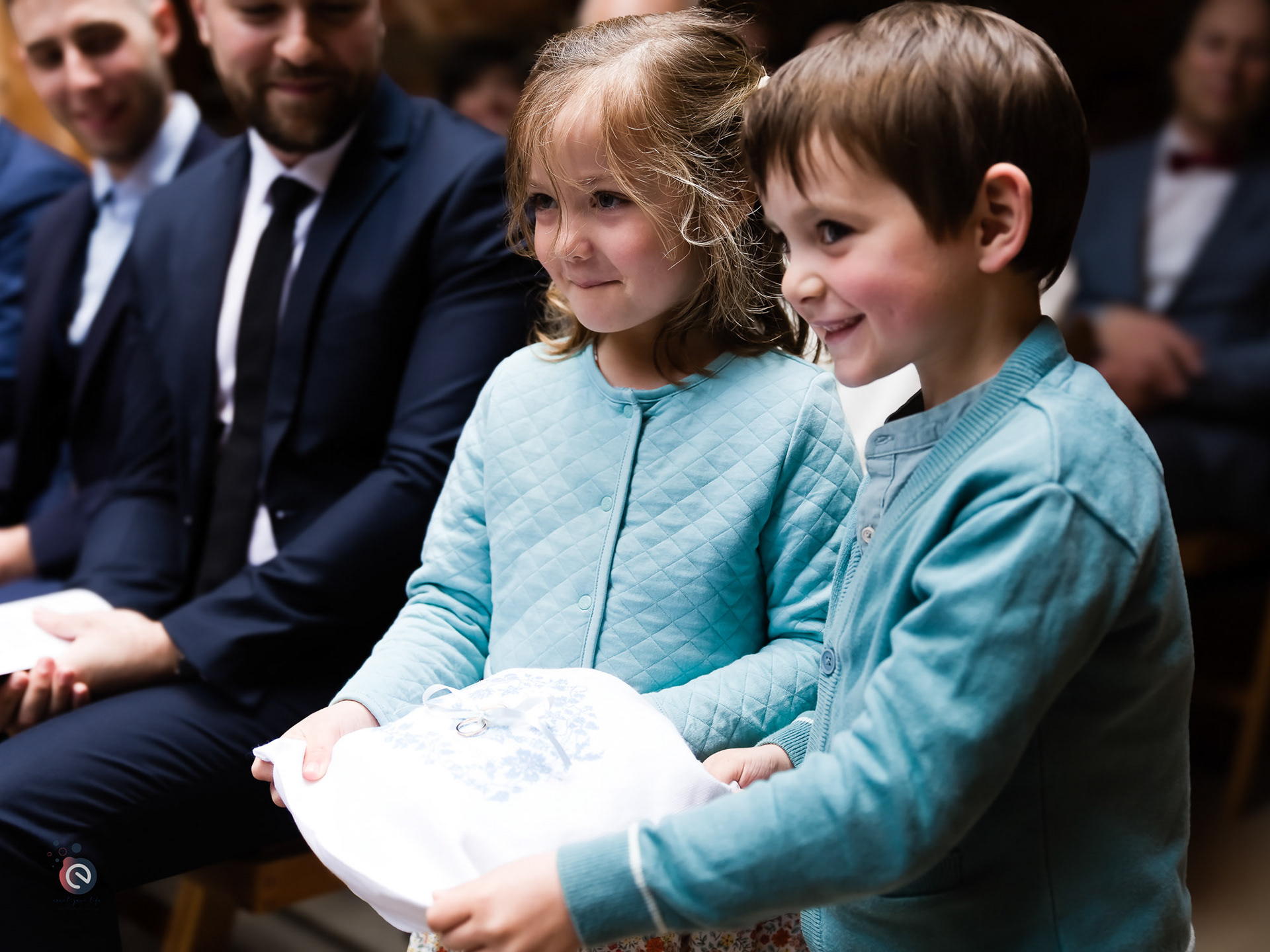 Enfants d’honneur portant les alliances lors du mariage de Chloé et Adrien à la ferme de Corroy-le-Grand.