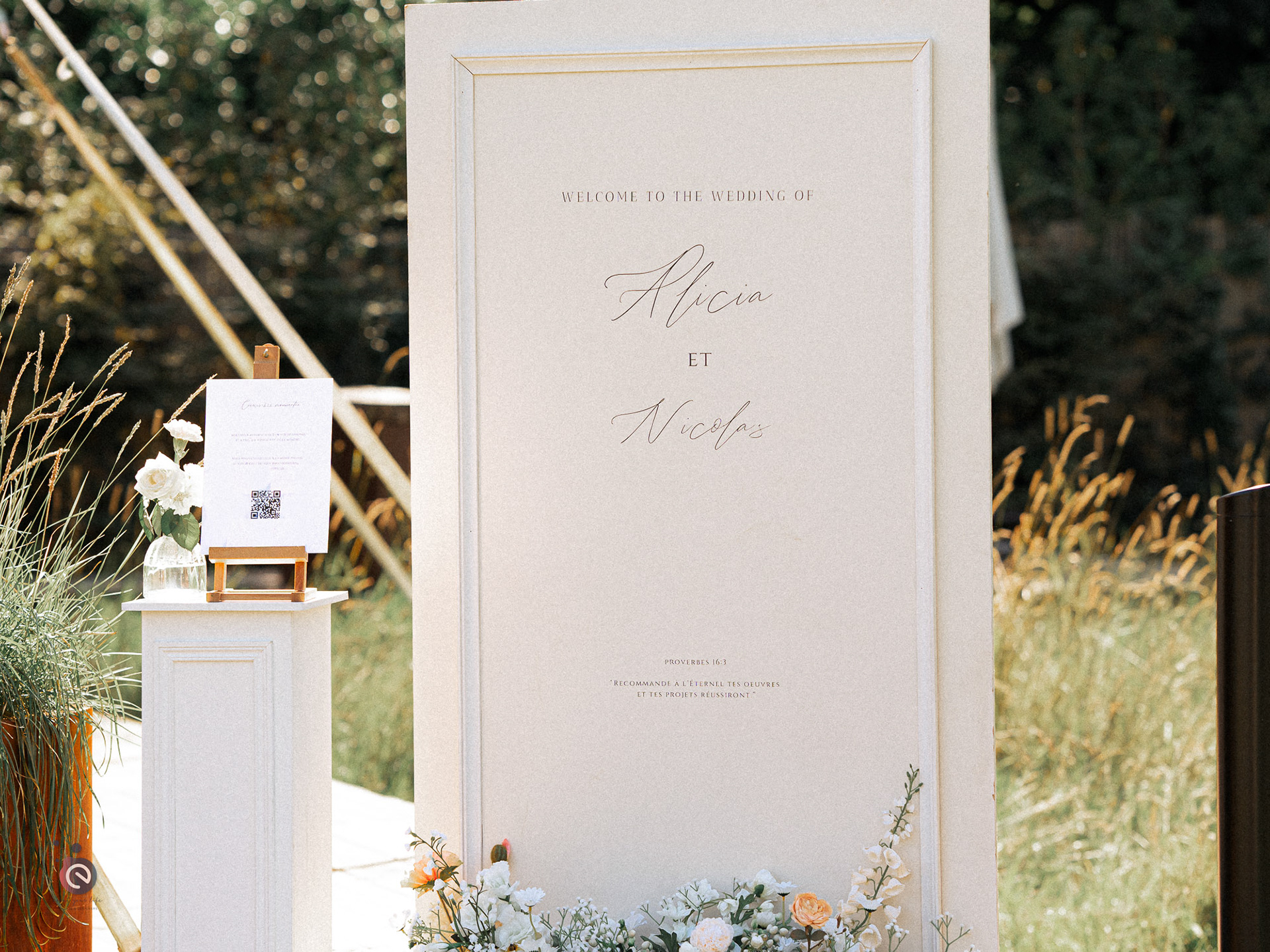 Panneau de bienvenue du mariage d’Alicia et Nicolas au Kattebroek – décoration élégante réalisée avec event your life.