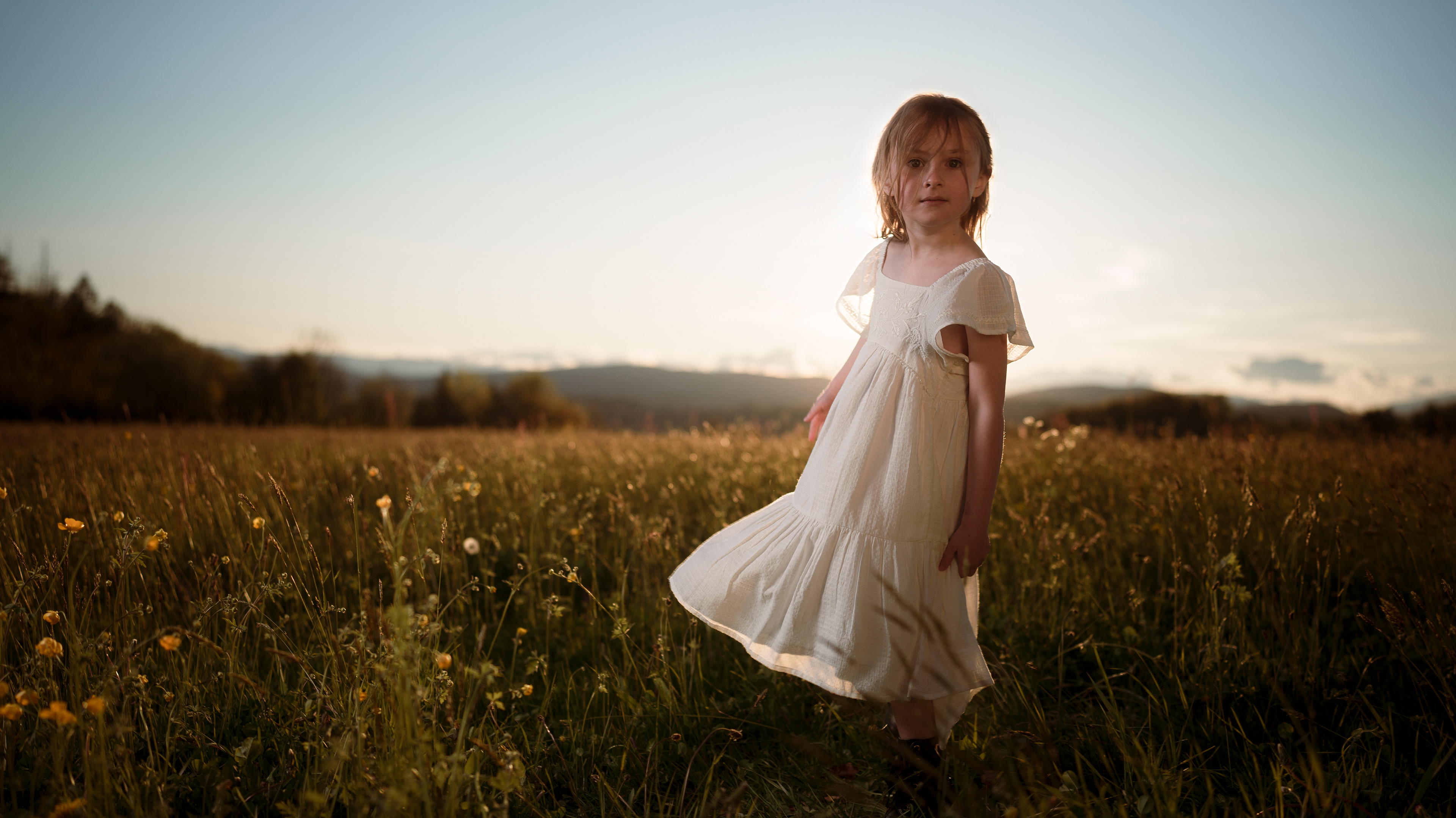 C'est dans la prairie que les jeunes herbes s'épanouissent 