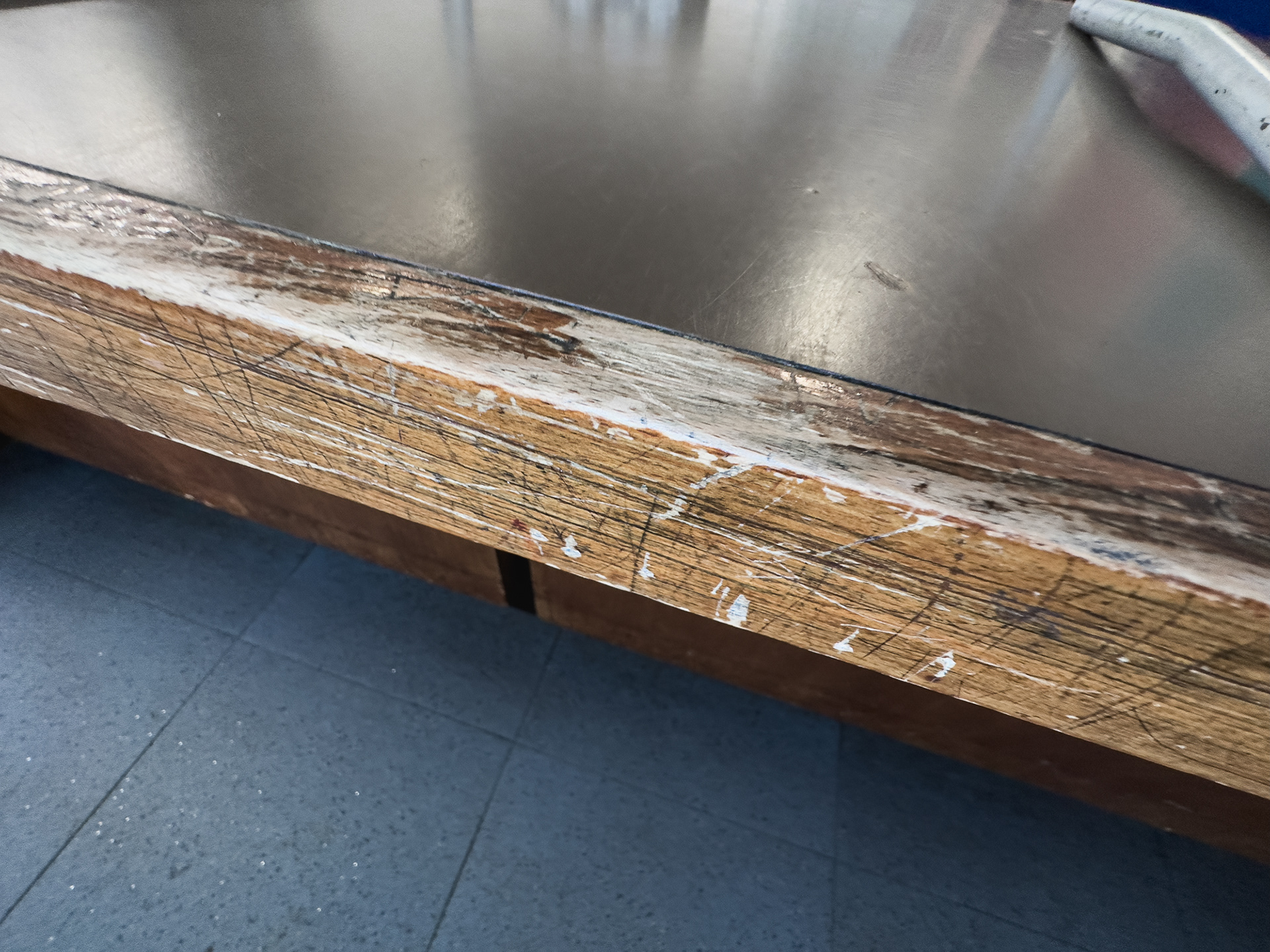 Workbench detail - wish I'd inscribed something!
