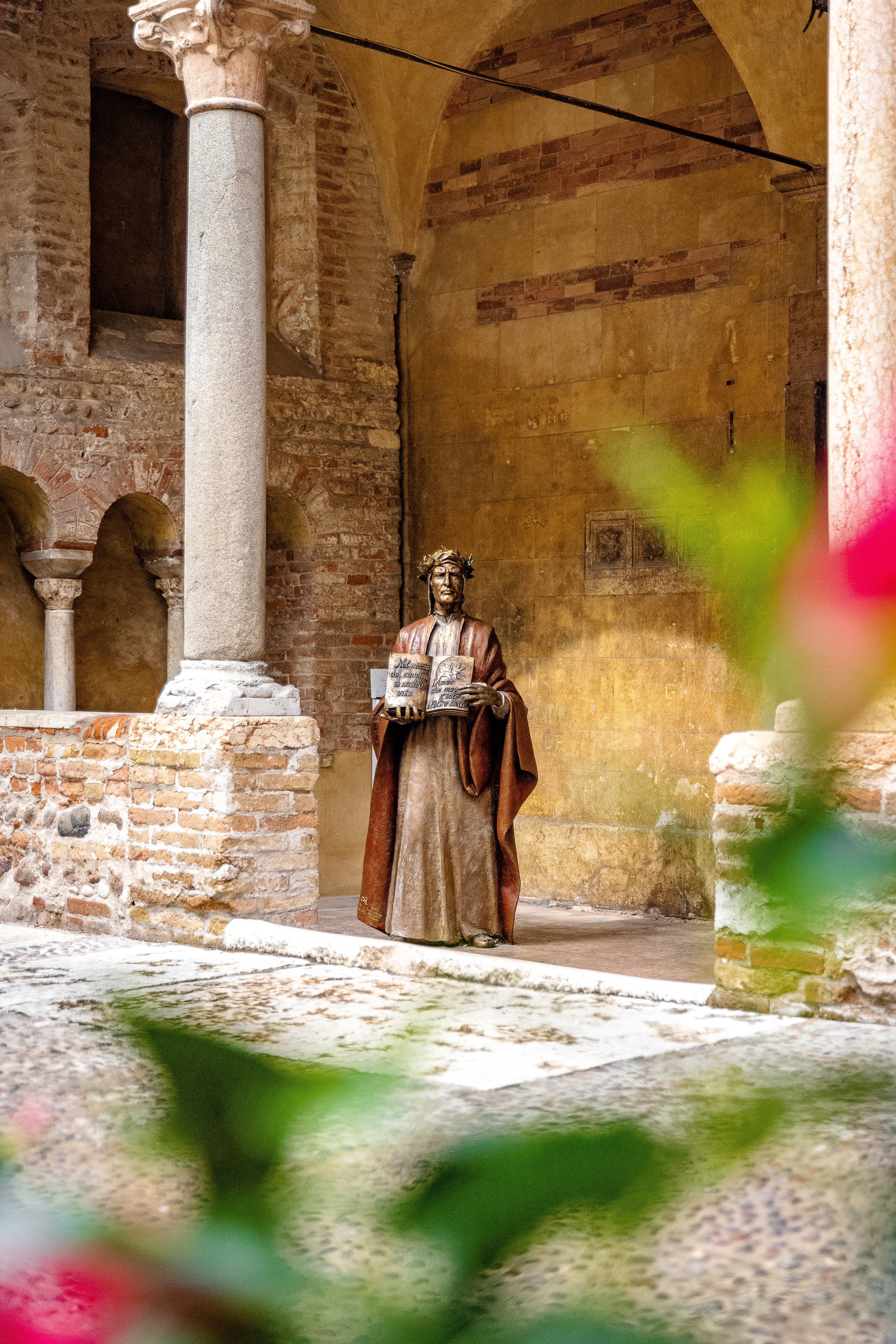 Bronze statue of Dante Alighieri