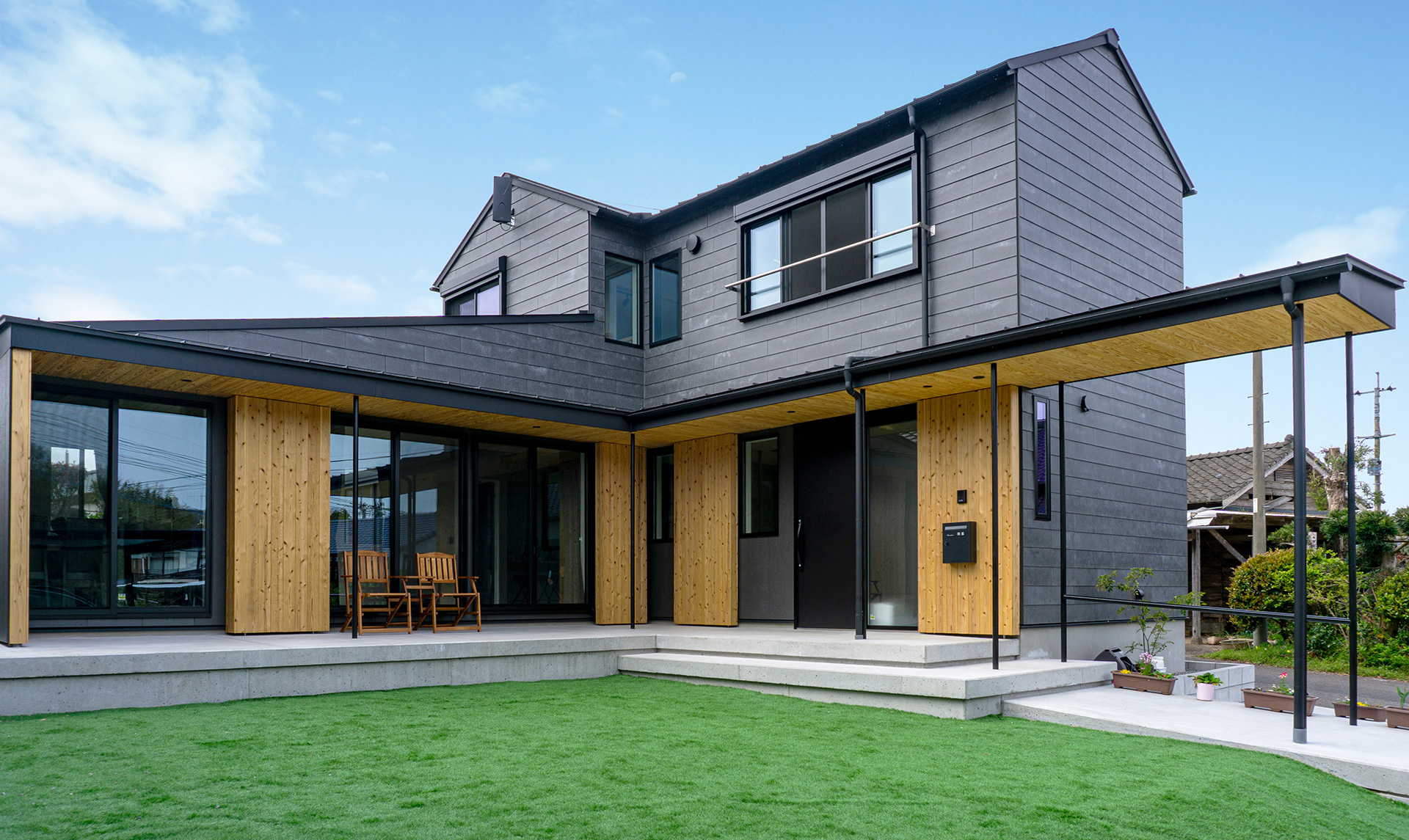 中庭は開放的に窓を配置　木の大庇が訪れる人々を迎え入れる