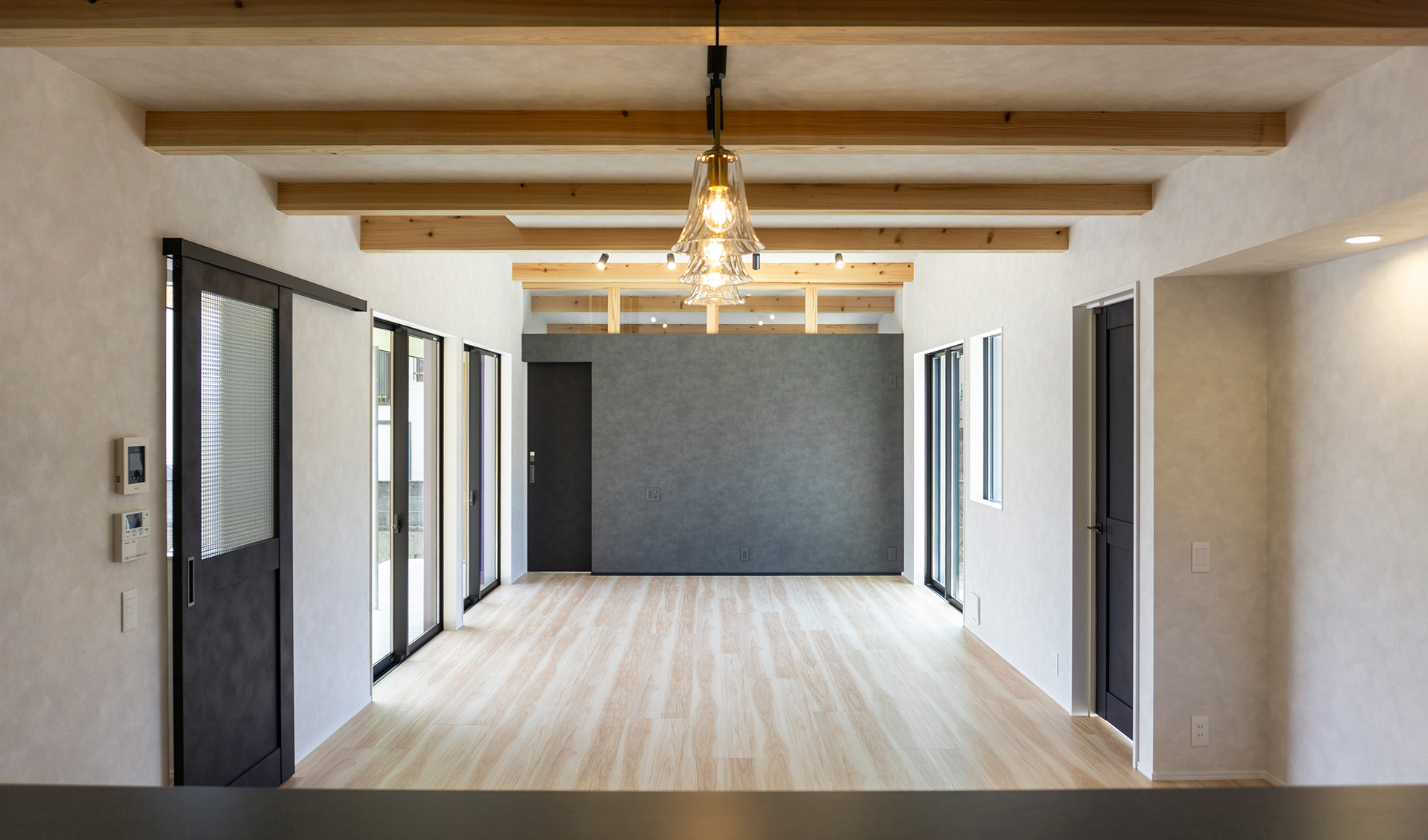 東西に庭をもつLDK空間