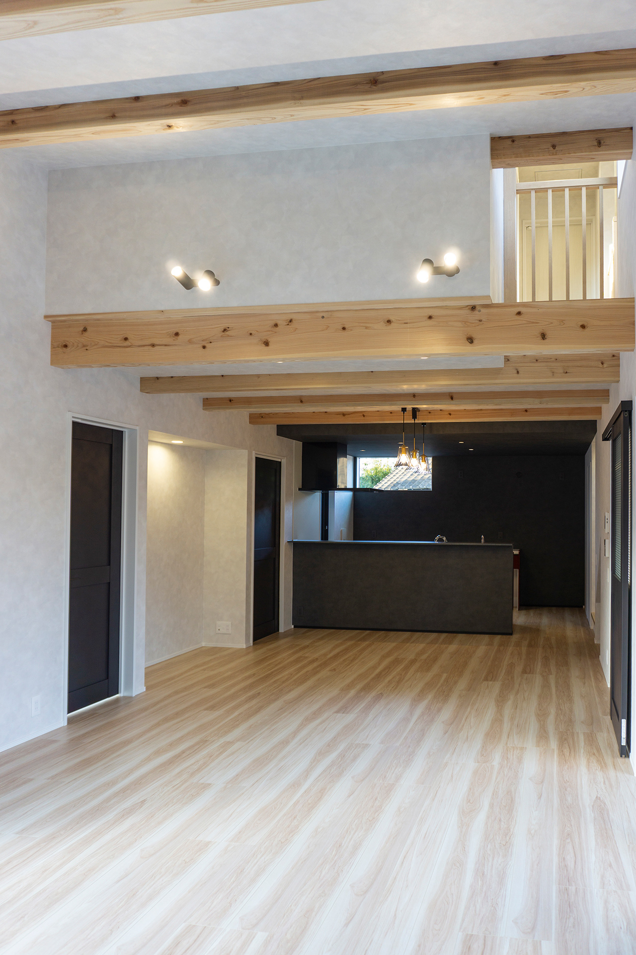 小さな吹き抜けが上下階をつなぐ