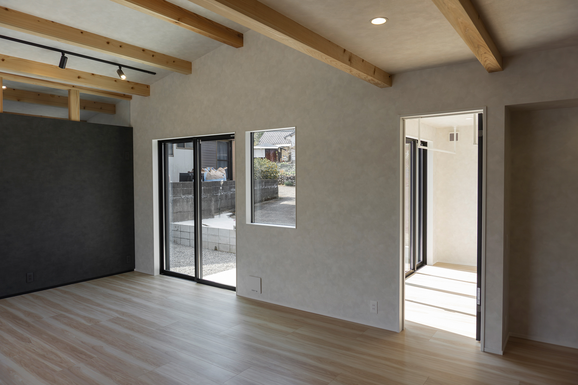 室内物干し部屋には光が差し込む