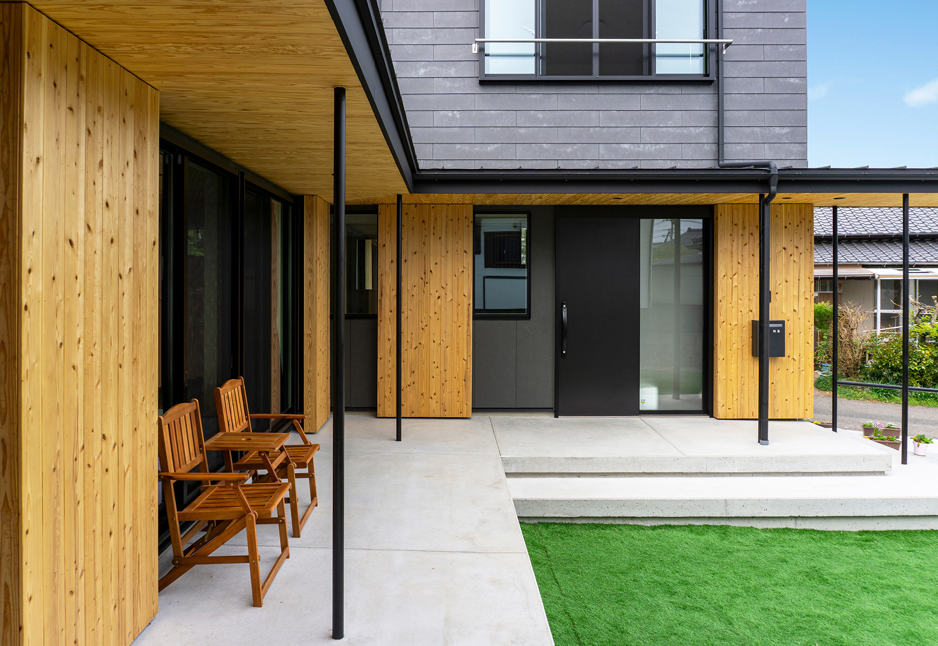 アクセントとなる木パネル　木パネル内には雨戸を収納されている