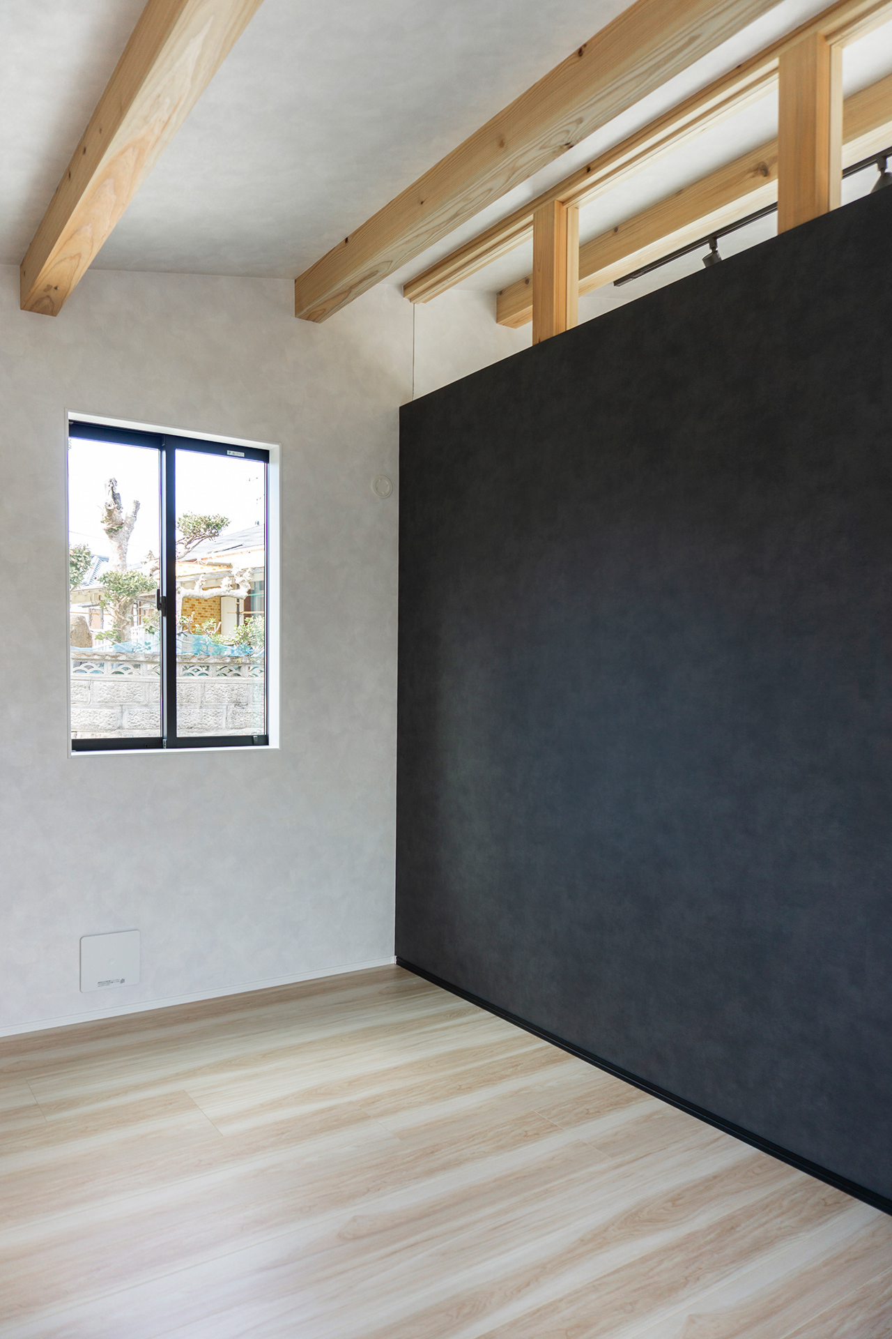 欄間をつくることで空間の広がりをうみだす