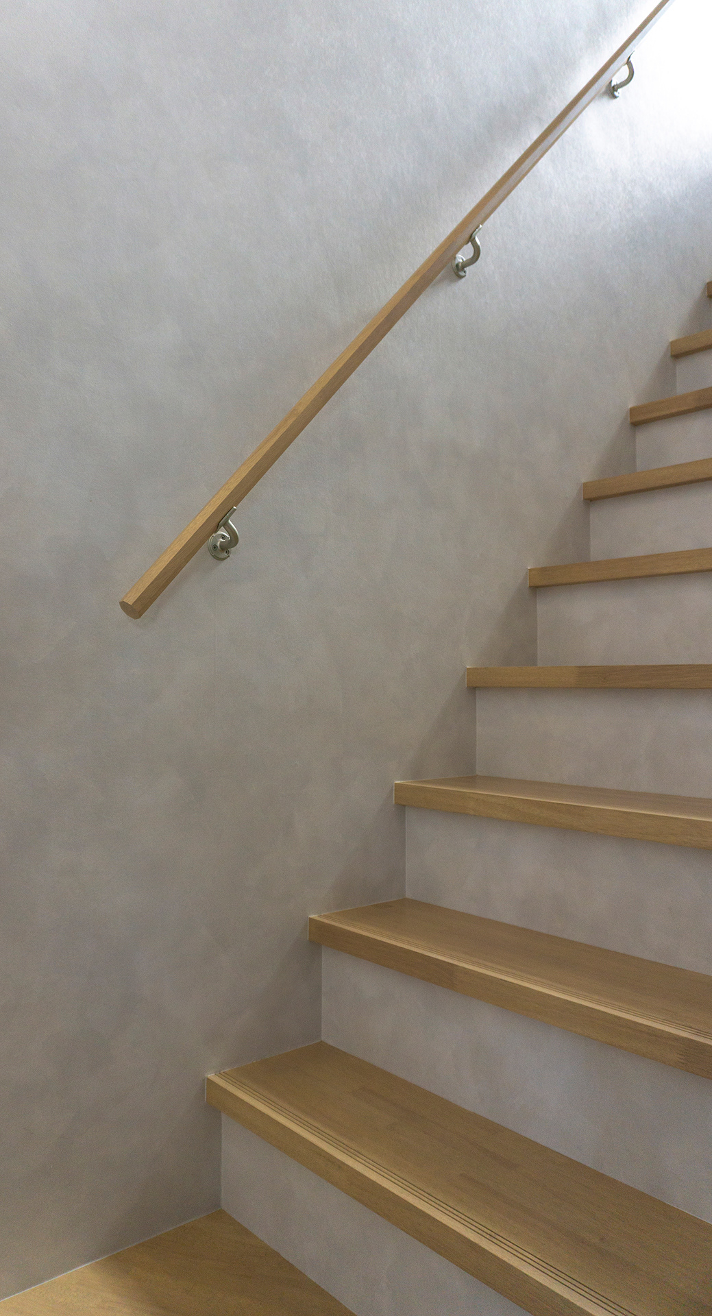 握りやすい八角形の手摺　階段には光が差し込むように窓を配置