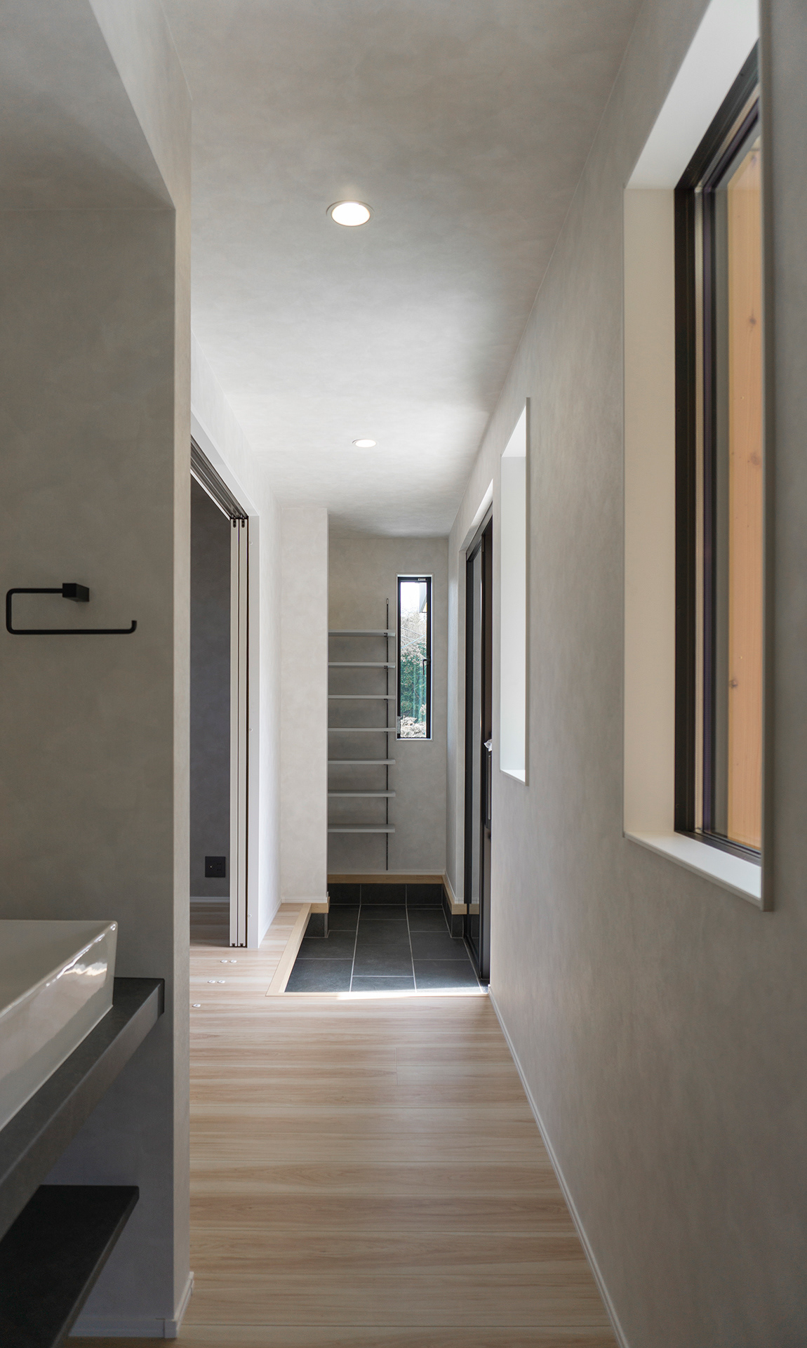 南の光が差し込む明るい玄関