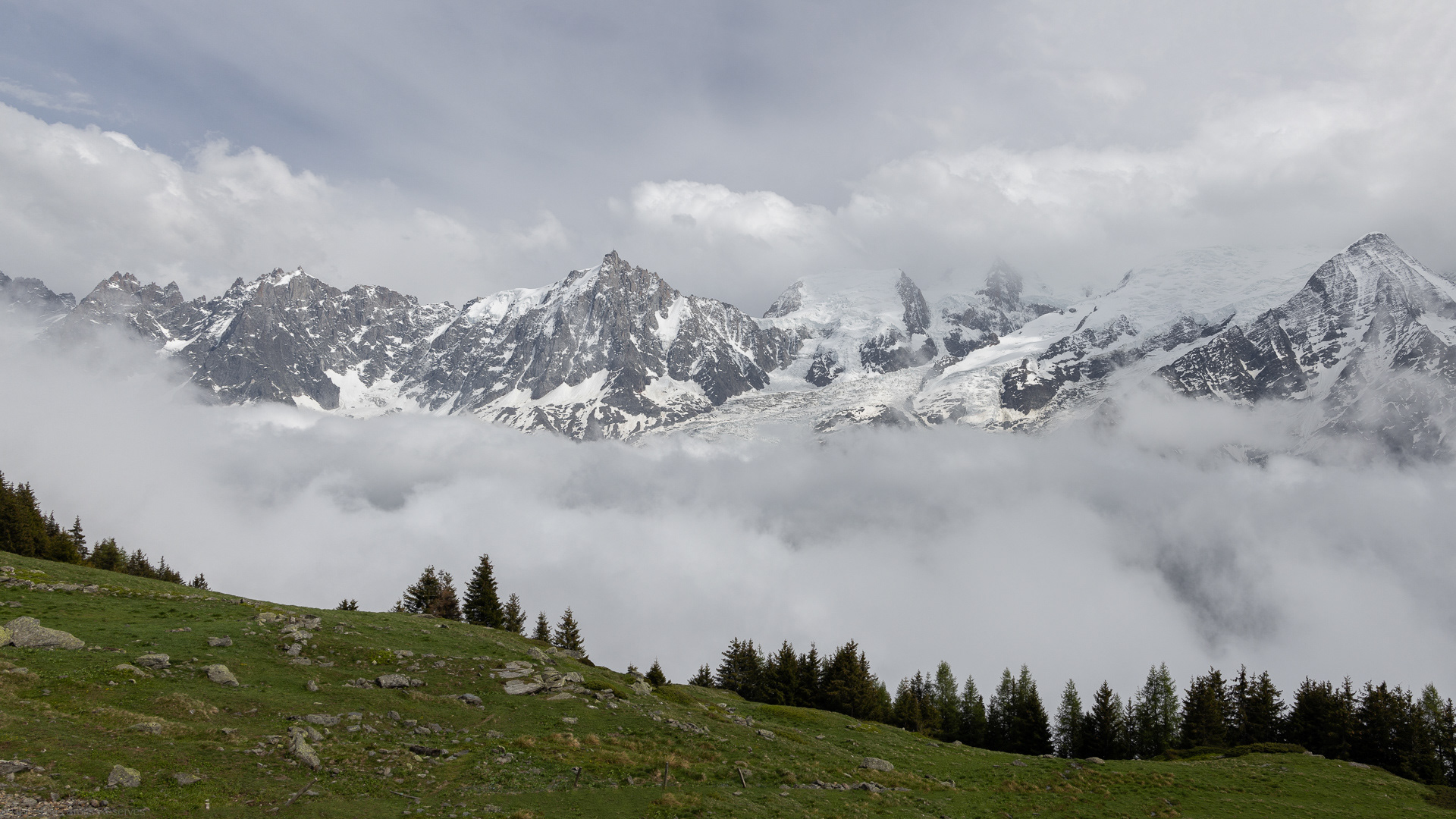Pic du midi au dessus des nuages