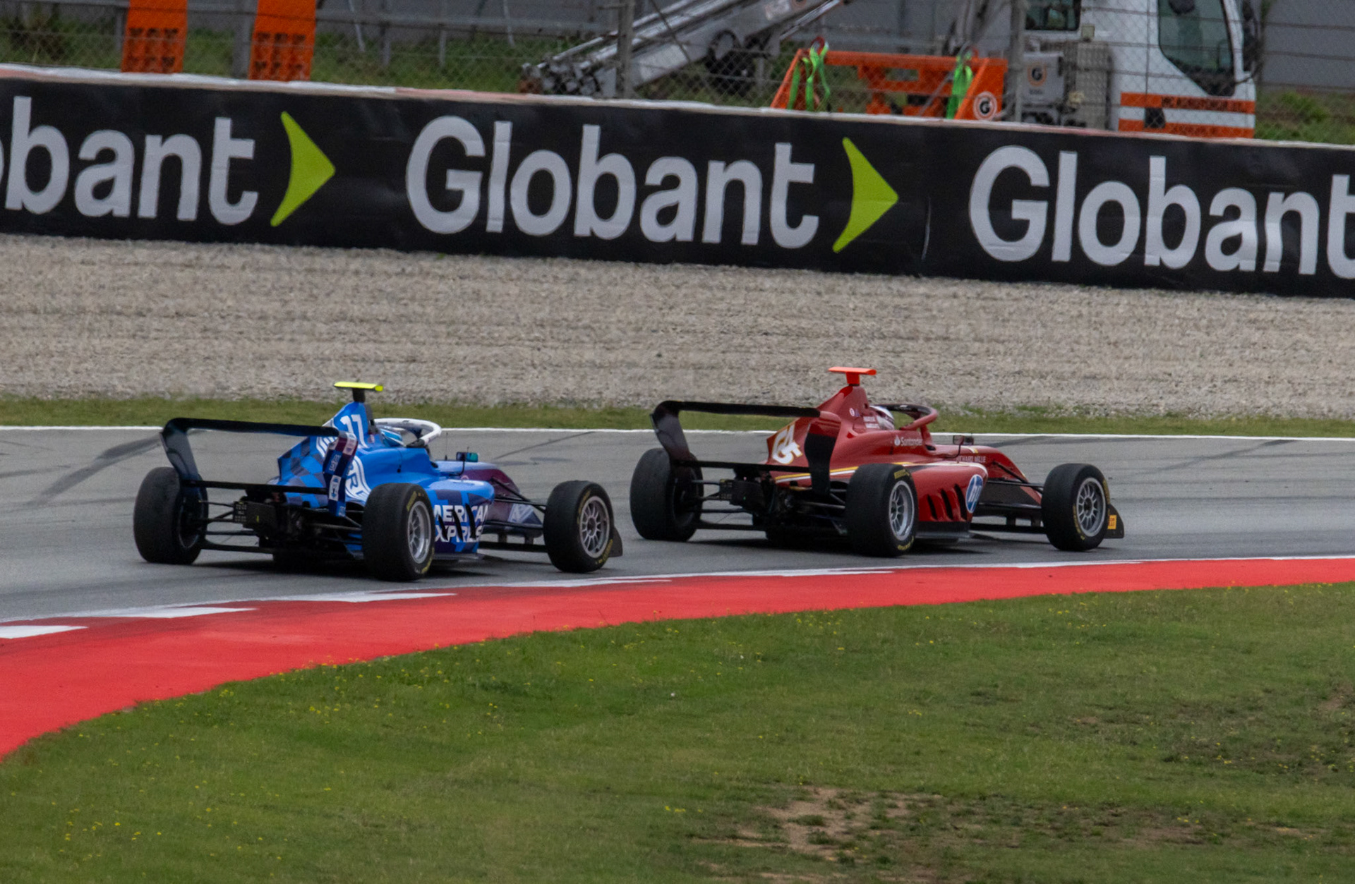 Jessica Edgar chasing Maya Weug (Rodin Motorsport & Prema Racing F1 Academy)