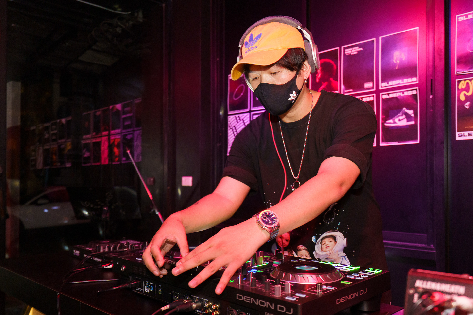 Live Performance Atmosphere at Sleepless Bar