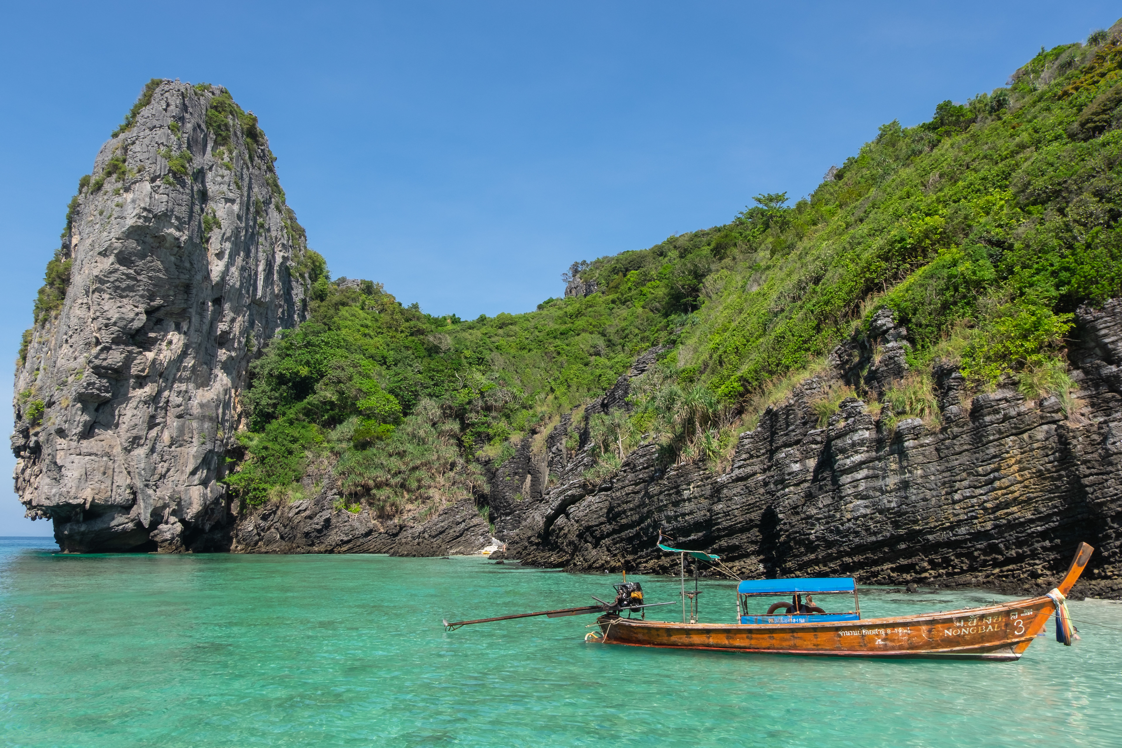 Nui Beach , อ่าวนุ้ย เกาะพีพี