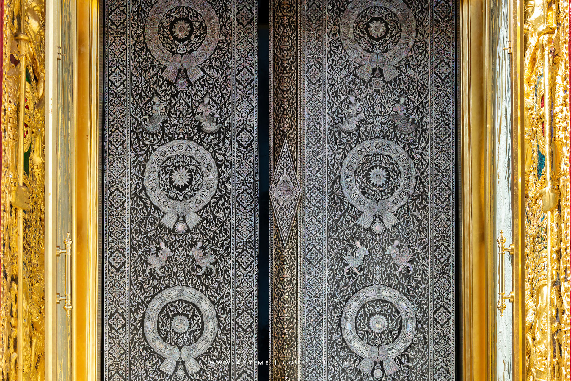 Mother of Pearl Inlay Door, Wat Ratchabophit บานประตูประดับมุก วัดราชบพิธสถิตมหาสีมารามราชวรวิหาร