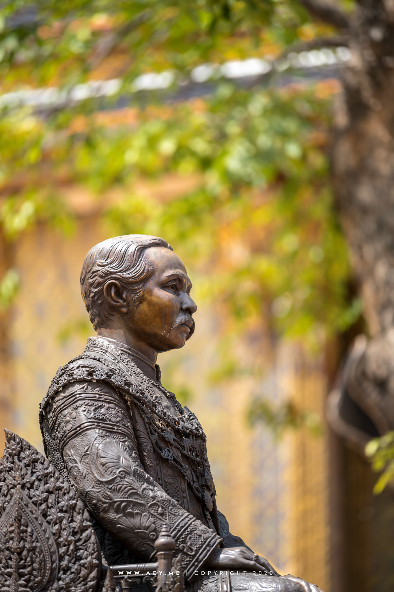 King Rama V Monument, Wat Ratchabophit พระบรมราชานุสาวรีย์ พระบาทสมเด็จพระจุลจอมเกล้าอยู่หัว ทรงเครื่องบรมขัตติยราชภูษิตาภรณ์ ประทับบนพระราชยานพุดตานทอง วัดราชบพิธสถิตมหาสีมารามราชวรวิหาร