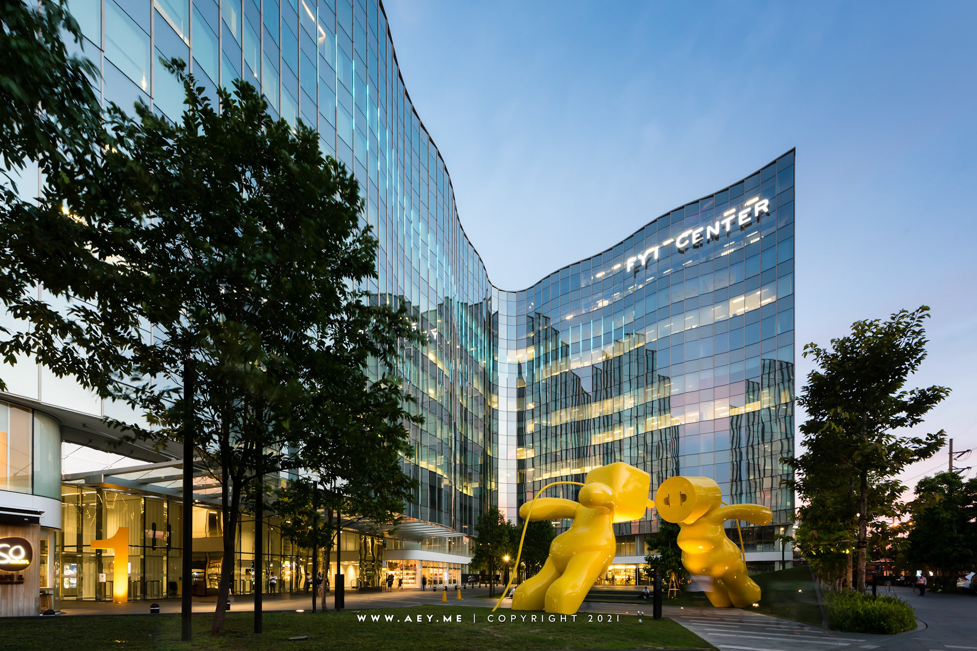 Mr. &amp; Mrs. Spark, FYI Center, Bangkok (Nikon D810 + NIKKOR 14–24 mm. f/2.8G ED + Adobe LightRoom Classic)