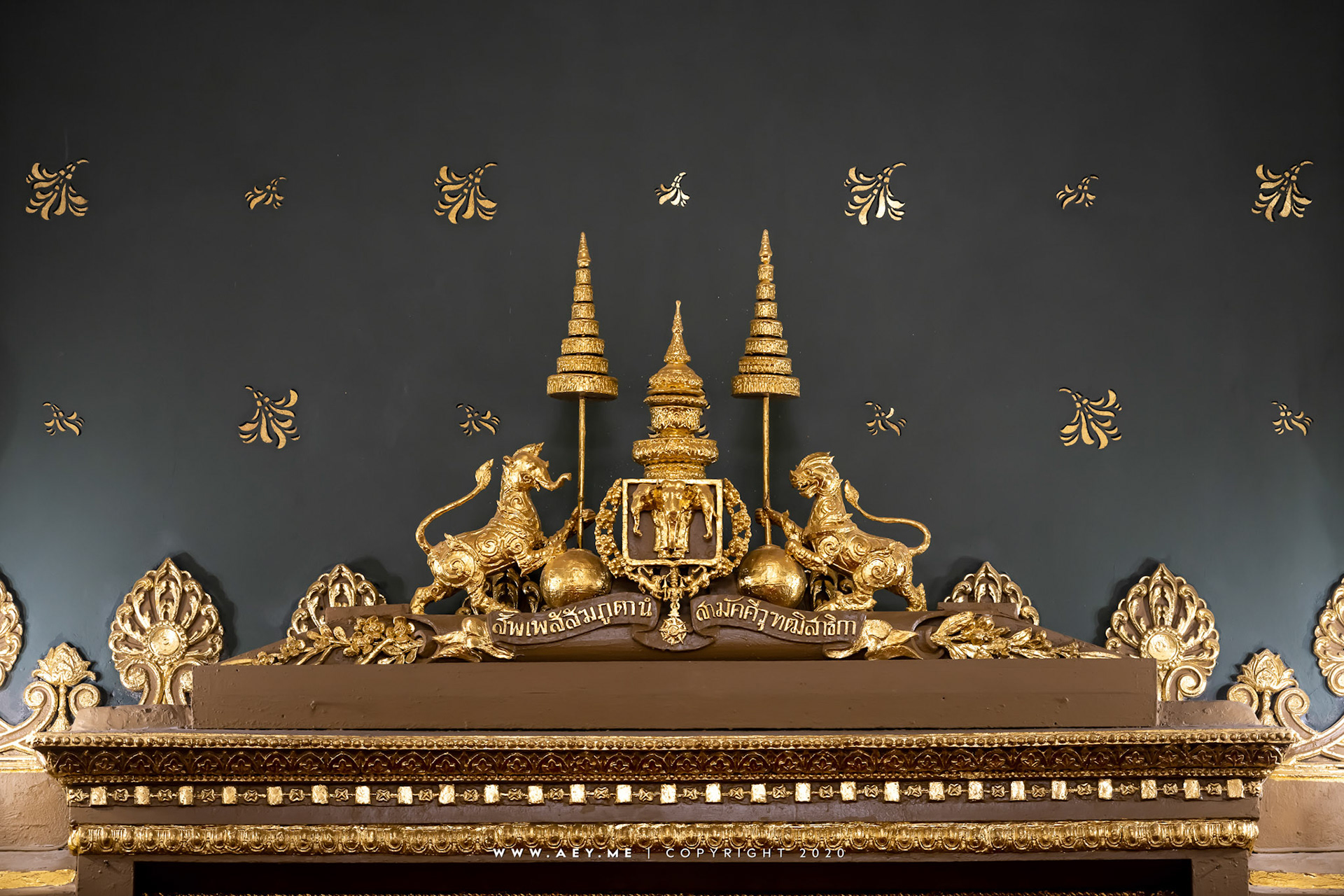 Wat Ratchabophit ตราแผ่นดินในสมัยรัชกาลที่ ๕ พระอุโบสถ วัดราชบพิธสถิตมหาสีมารามราชวรวิหาร