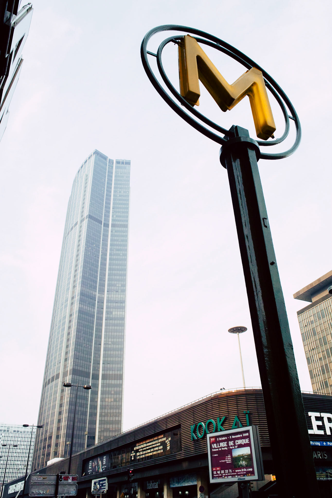 Panneau de métro, et la tour Montparnasse