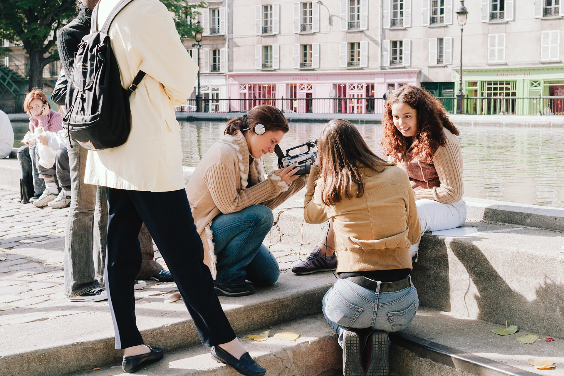 Des jeunes femmes font une vidéo près du Canal Saint-Martin