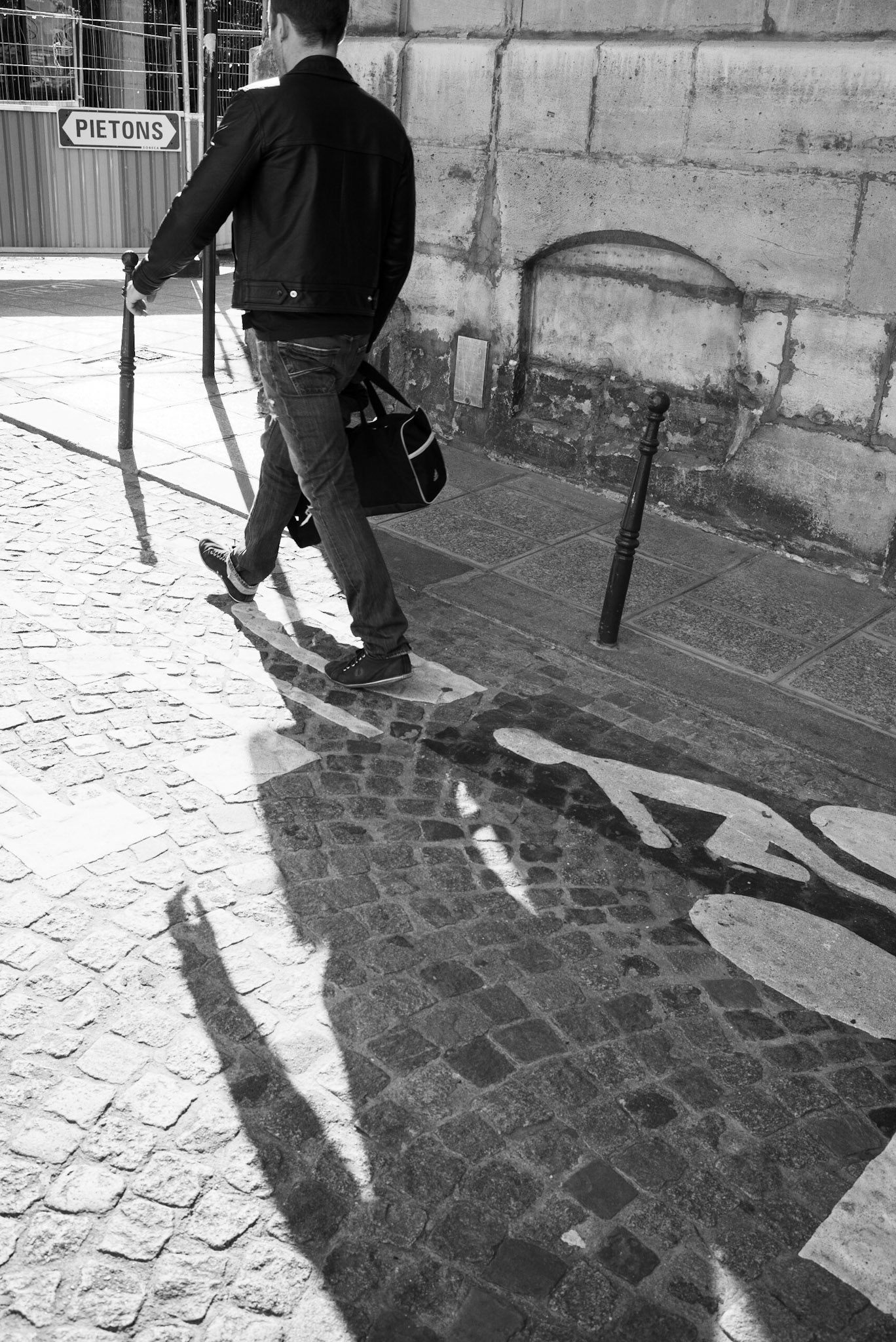 Piéton sur la rue Férou