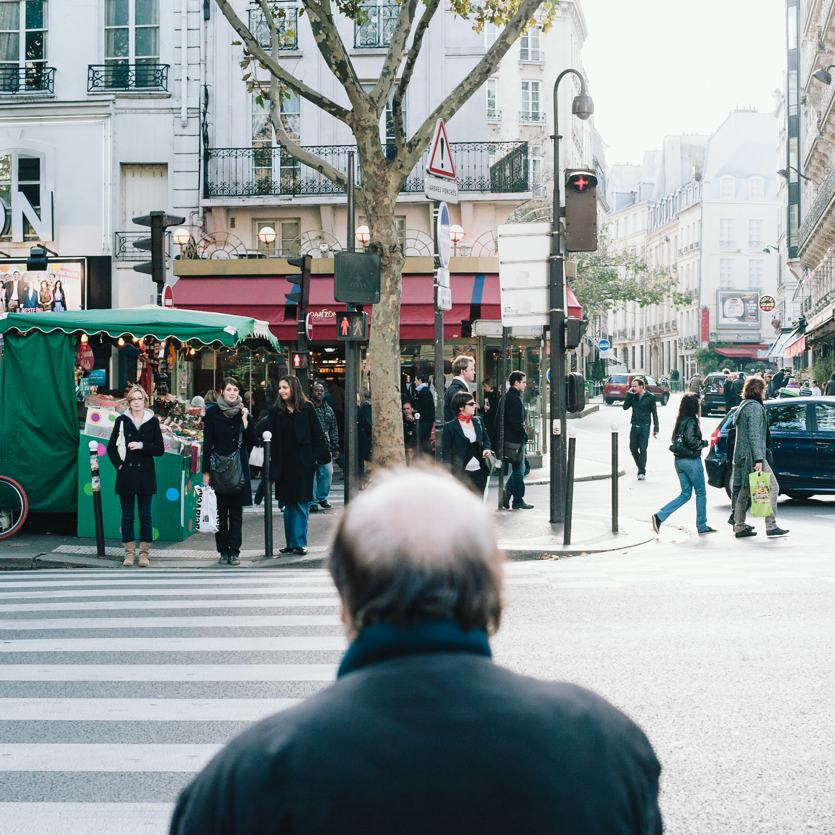 En attente de traverser le boulevard Saint-Germain