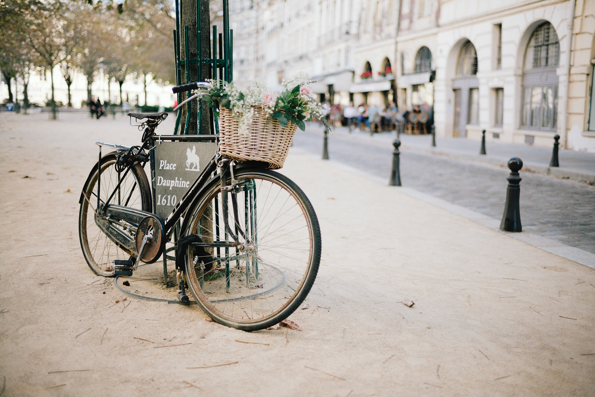 Bicycle at the entrance to the Place Dauphine