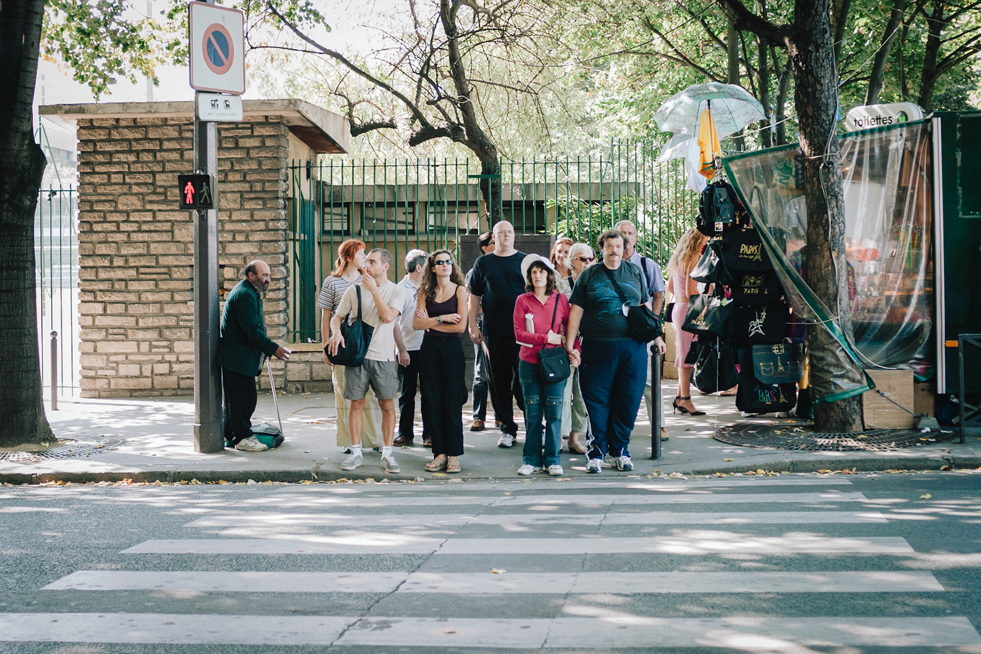 Les touristes attendent pour traverser la rue et voir la Tour Eiffel
