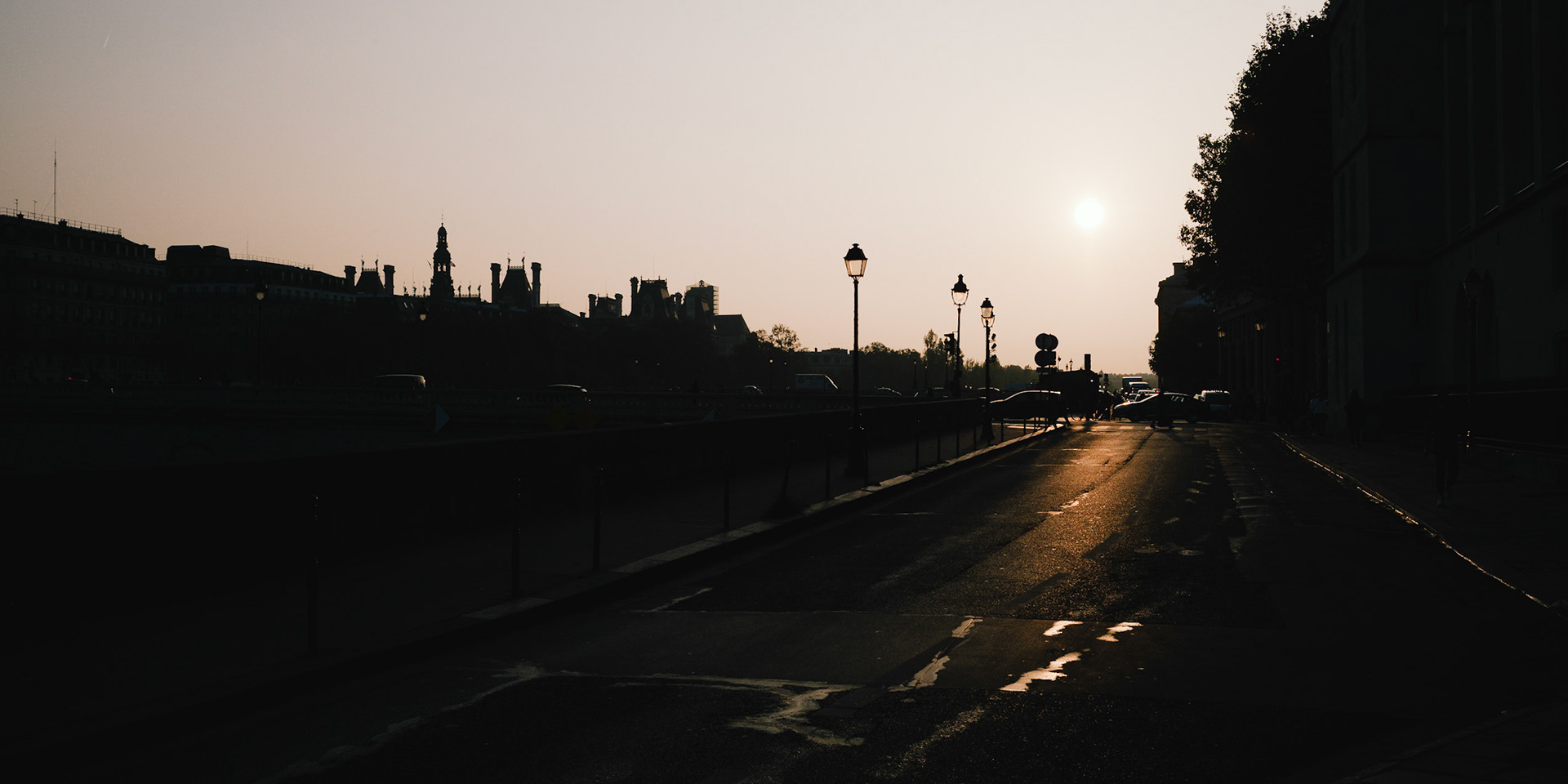 Sunrise along the Quai de l'Horloge