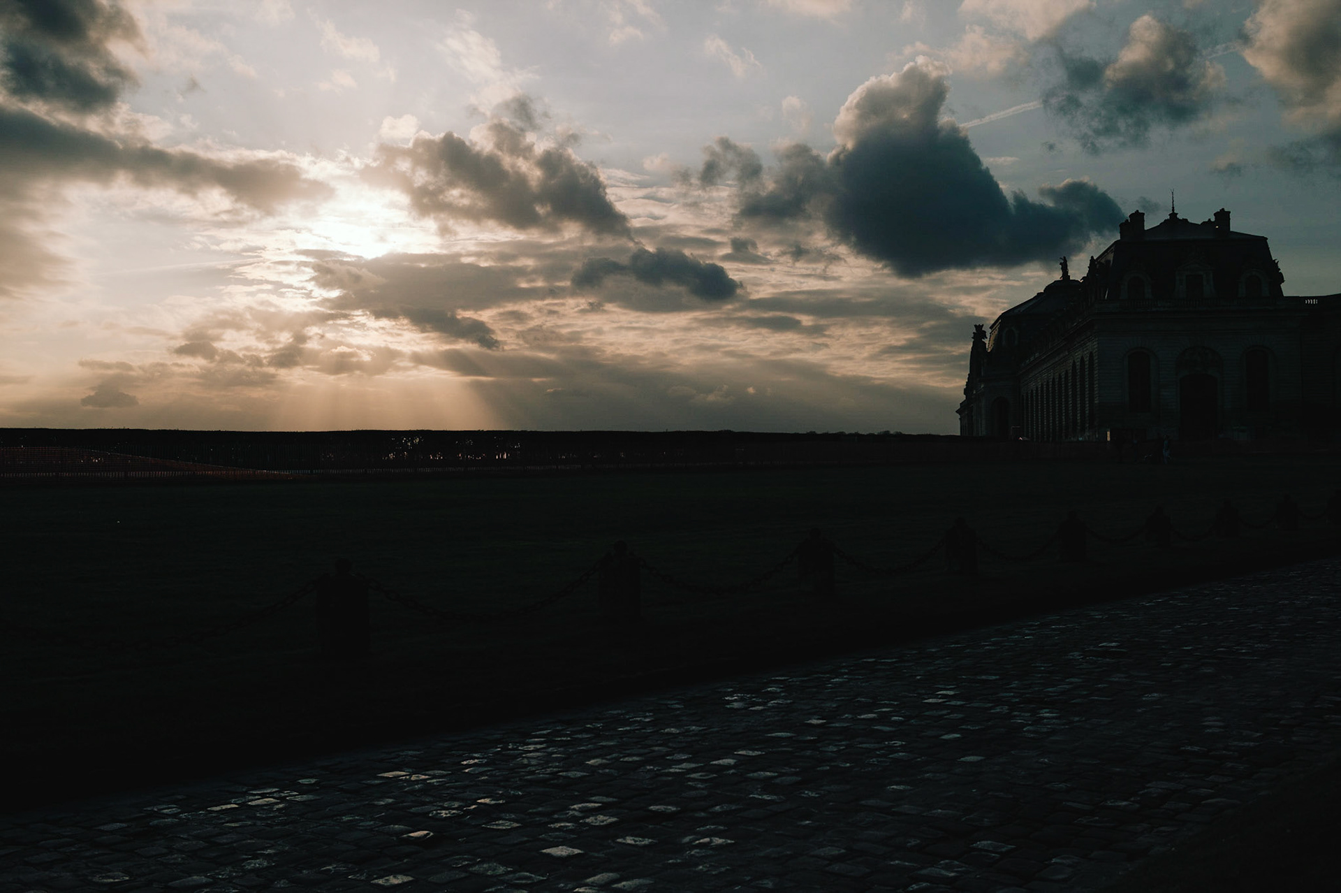 Chantilly. Mais ce bâtiment n'est pas le château. Ce sont les écuries de cheval !