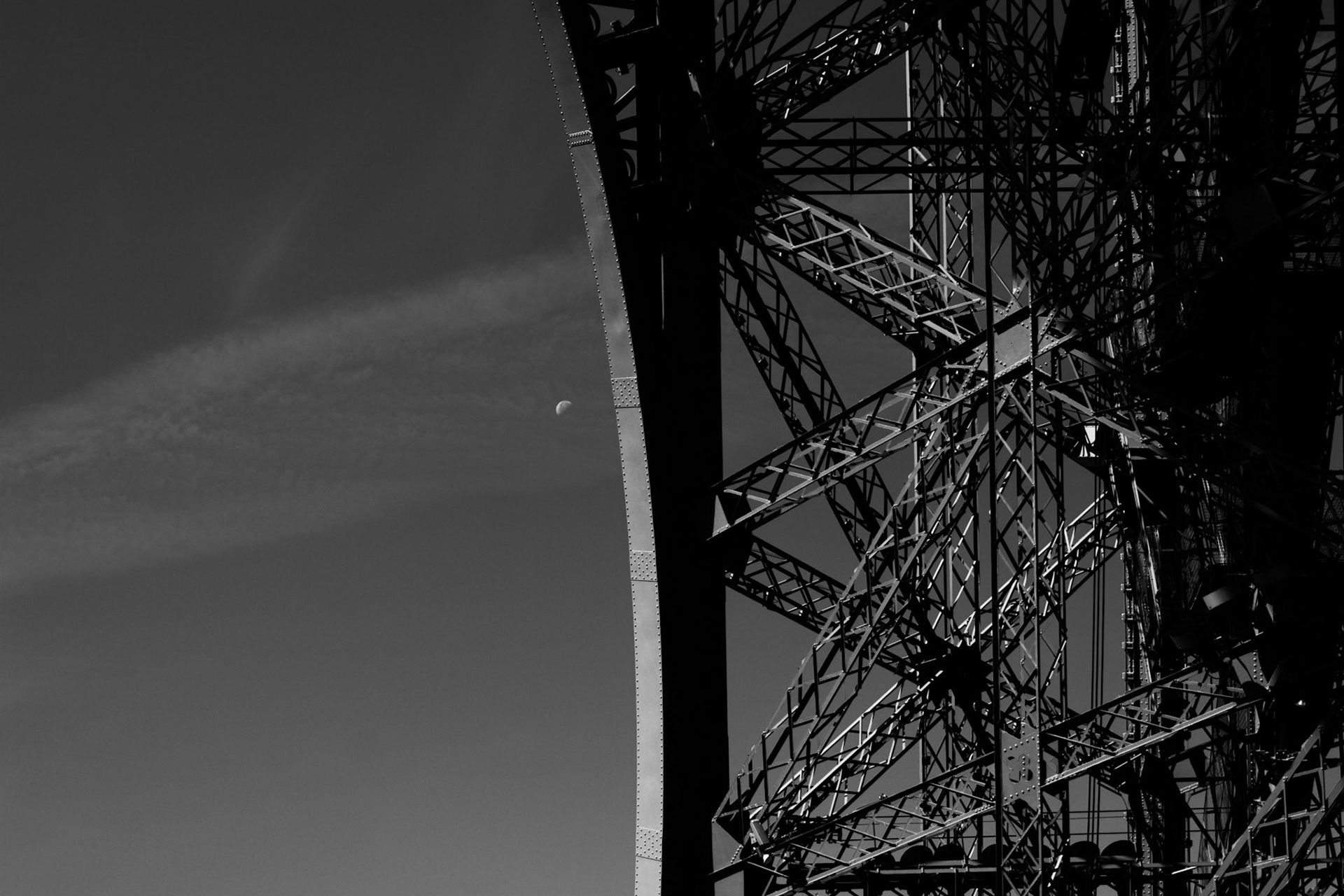 Un détail de La Tour Eiffel avec la lune.