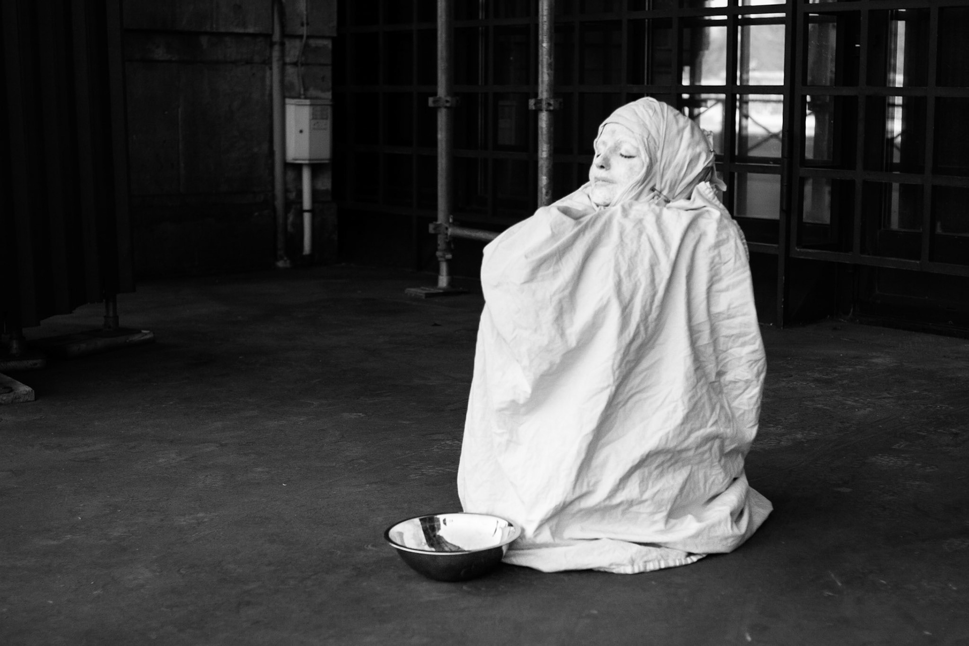 Une artiste d'exécution en dehors du Musée d’Orsay