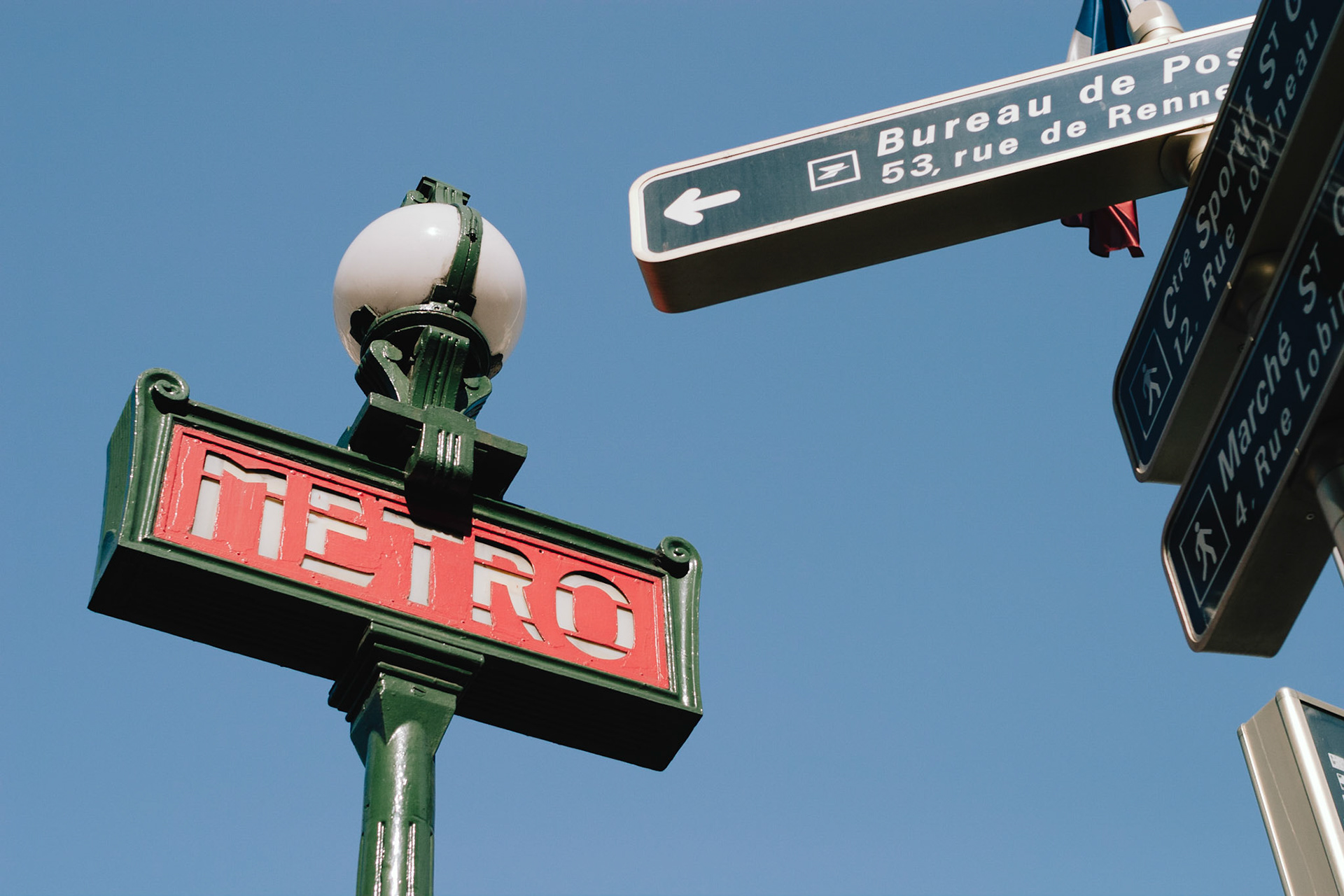 Des panneaux du métro et des rues de la ville