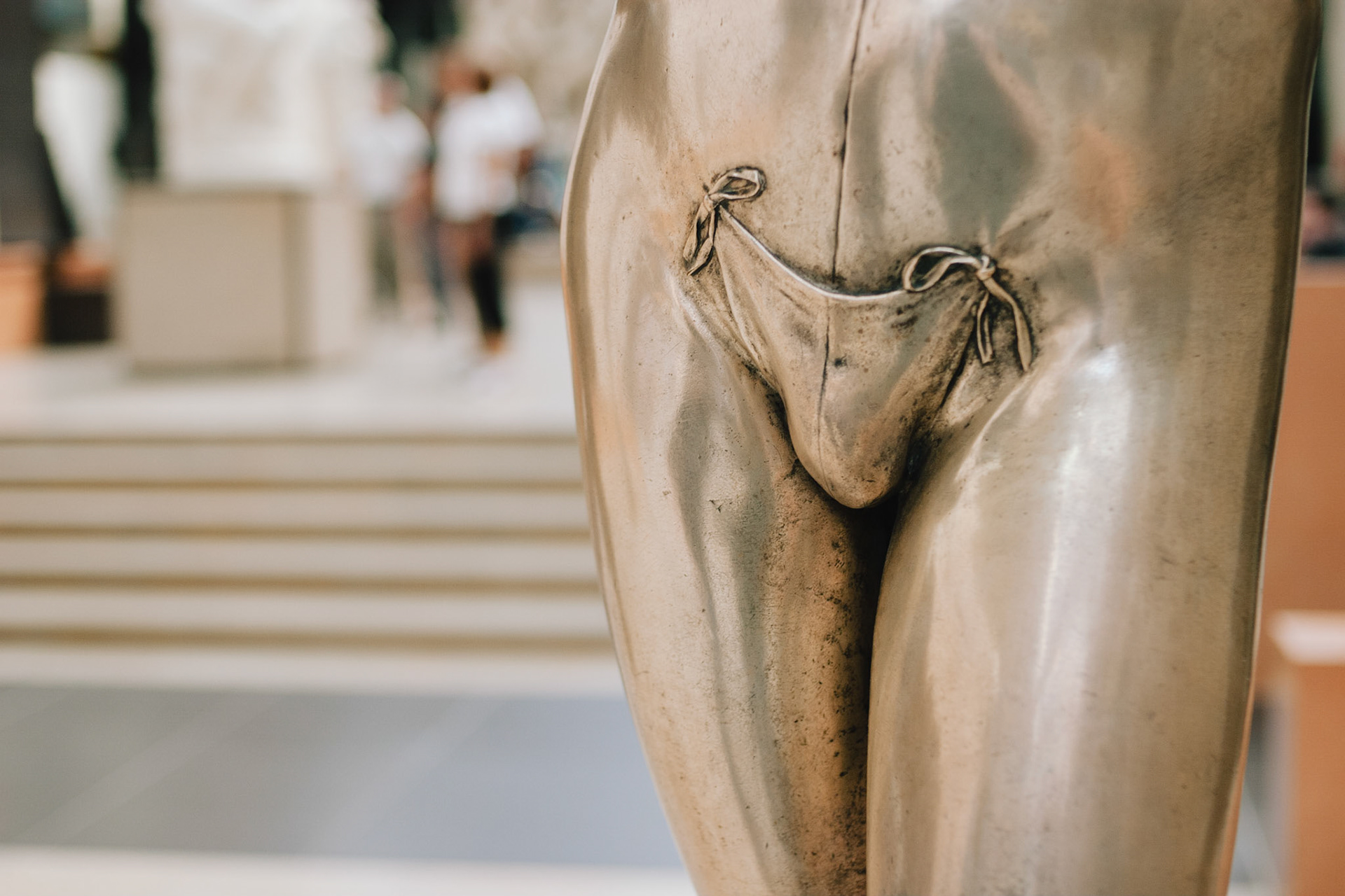 La statue avec la poche de pénis dans le Musée d’Orsay