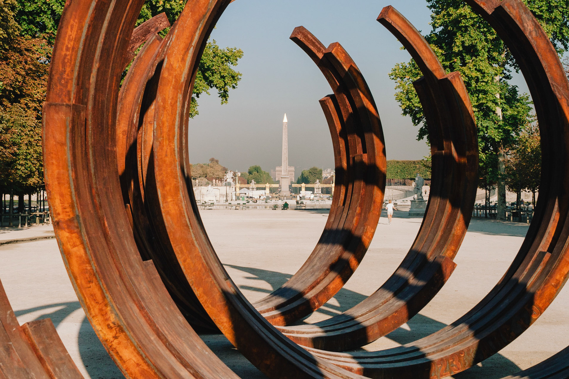 La Place de la Concorde et l’Arc de Triomphe depuis l’art moderne dans le Jardin des Tuileries
