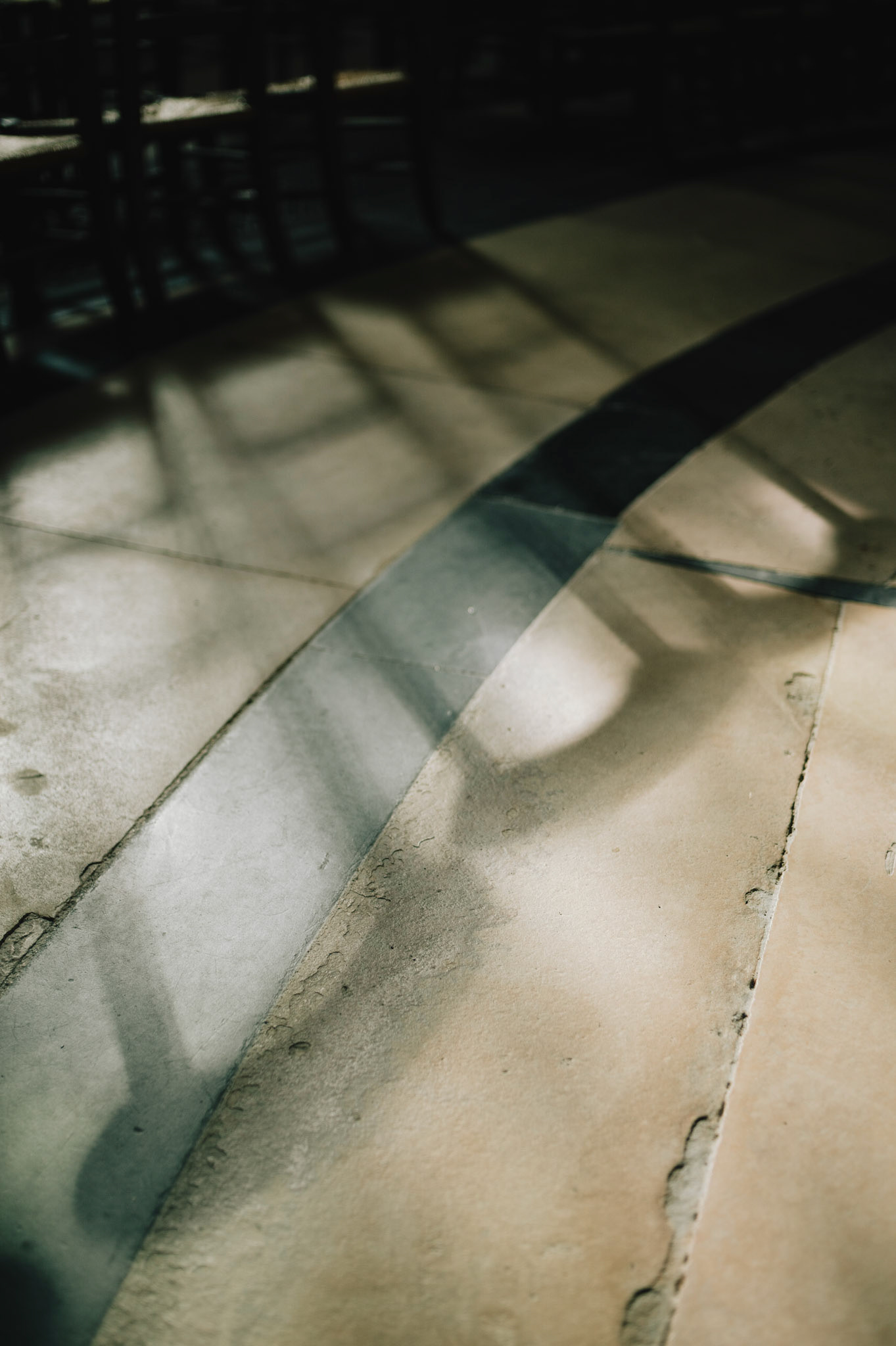 Les ombres du prie-Dieu dans l’église Saint-Paul Saint-Louis