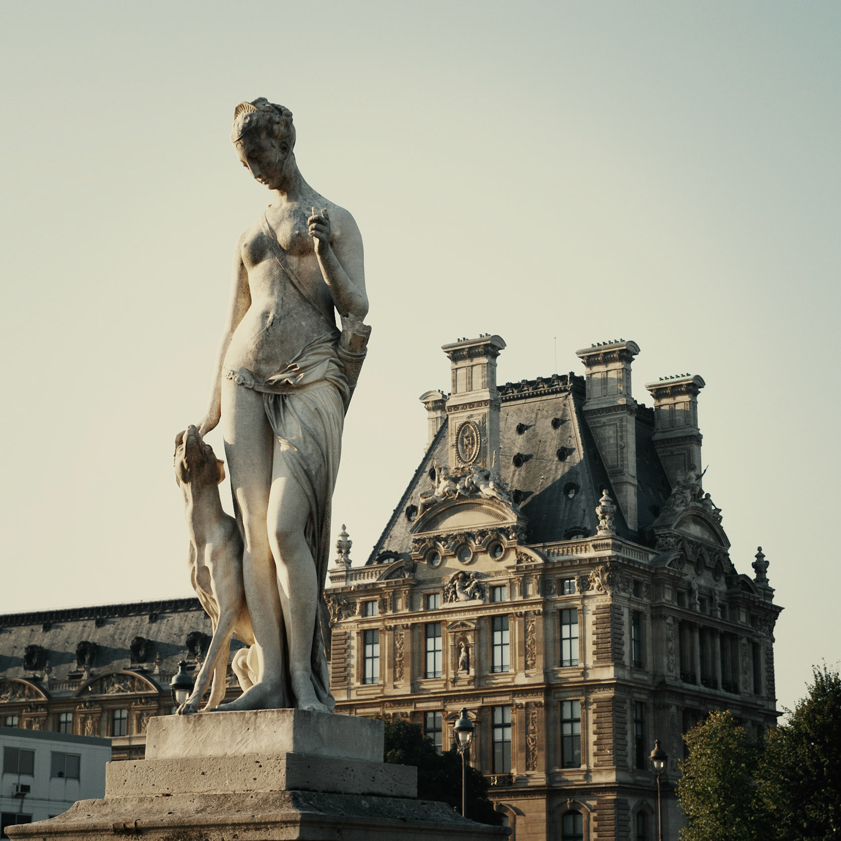 Une statue avant le Musée du Louvre