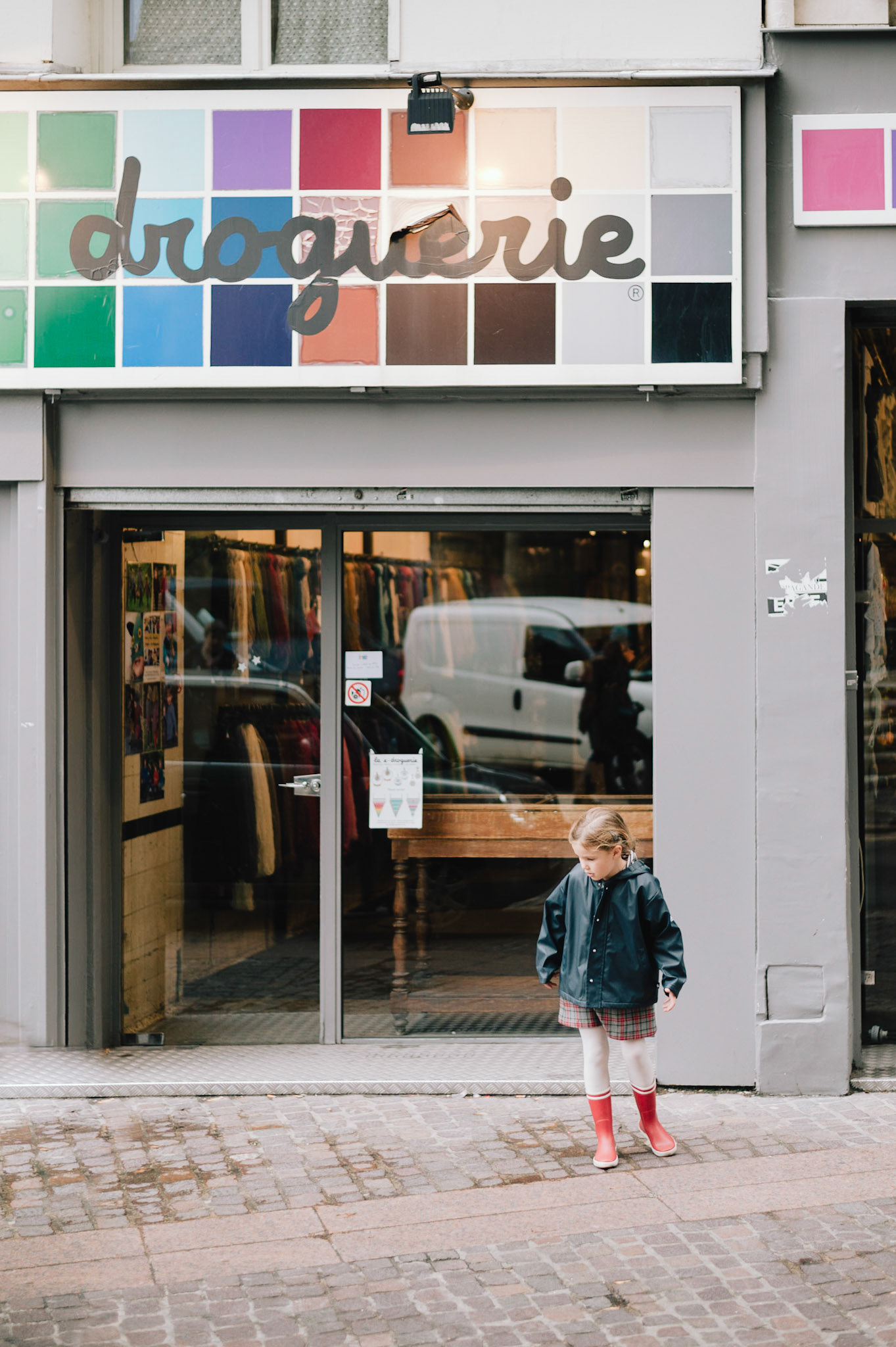 Une petite fille devant la Droguerie près de l'église Saint-Eustache
