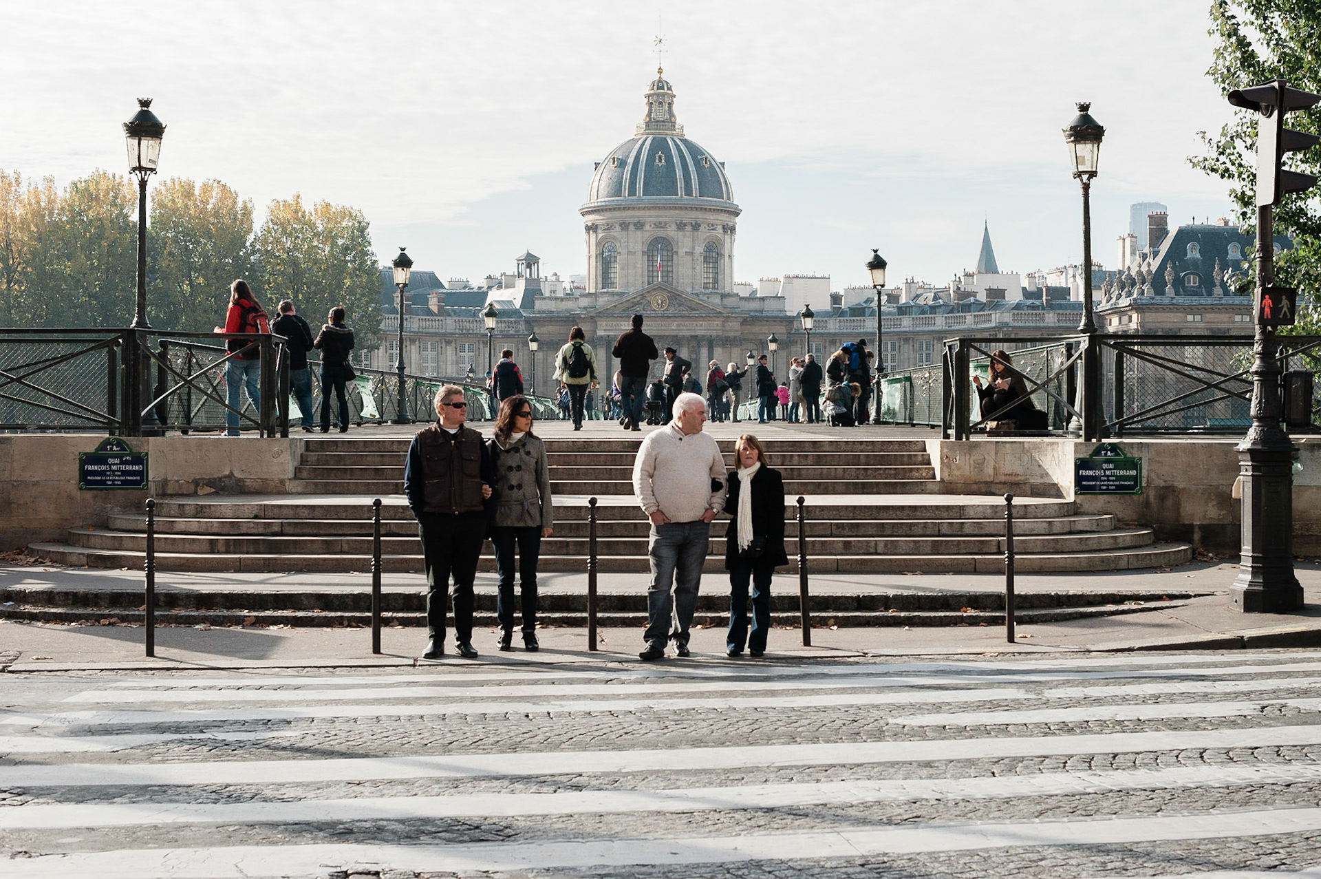 En attente de traverser le quai François Mitterrand