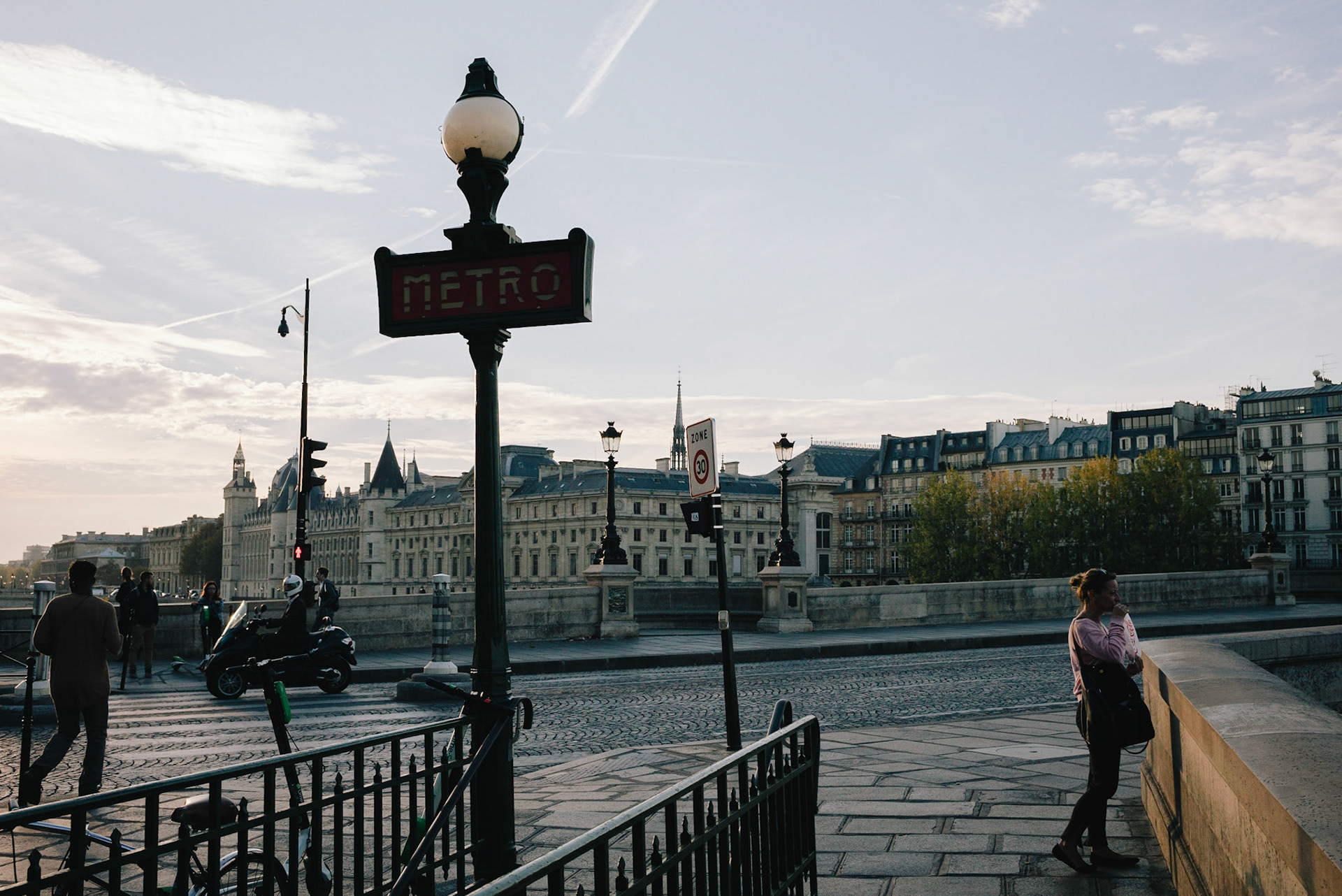 Beyond it, the Conciergerie and the spire of Sainte-Chapelle.