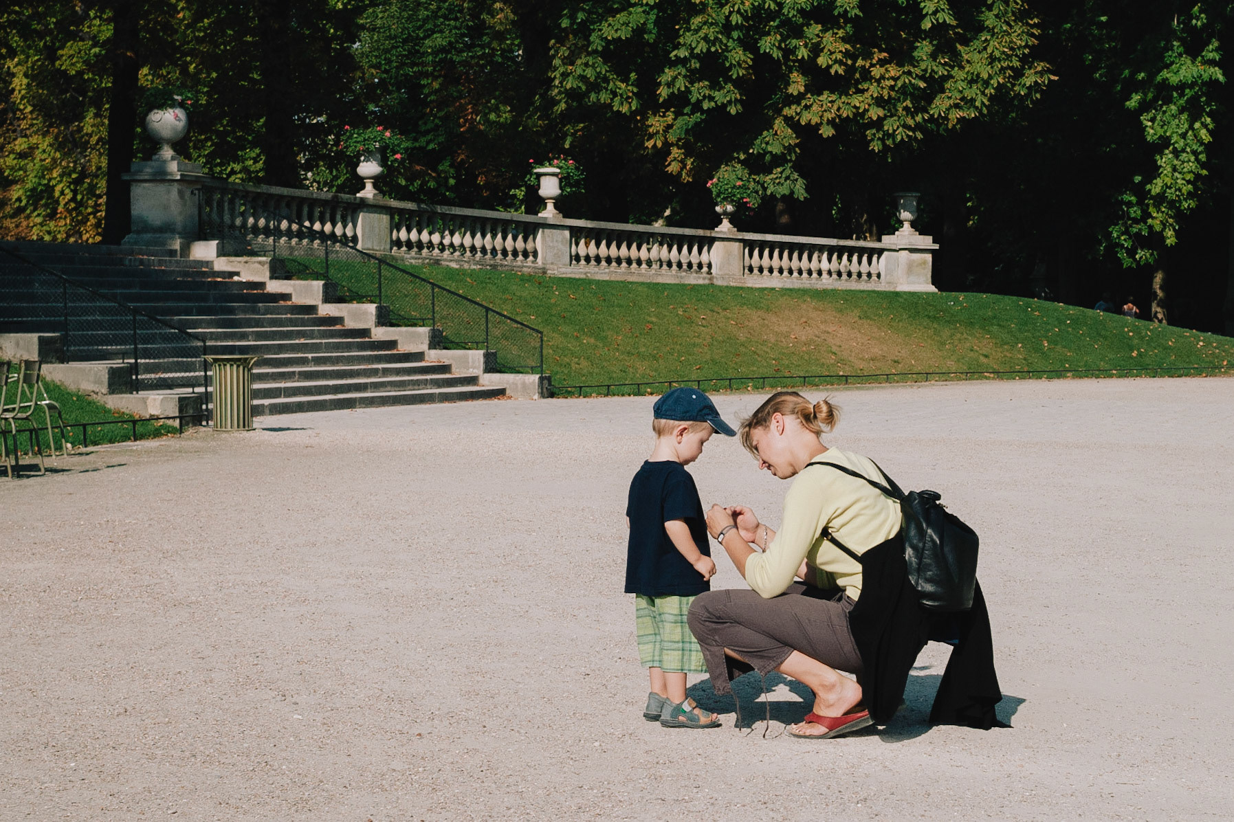 Une jeune femme et son petit fils dans les Jardins du Luxembourg