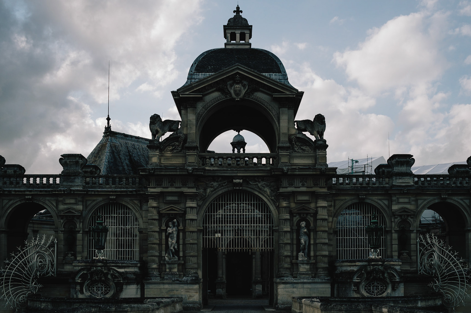 Le château de Chantilly. Si tu joues Battlefield 1, tu pourrais la reconnaître à cause de « Ballroom Blitz ».