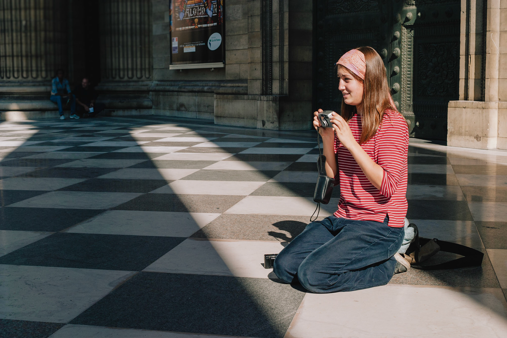 Une jeune femme à l’extérieur du Panthéon