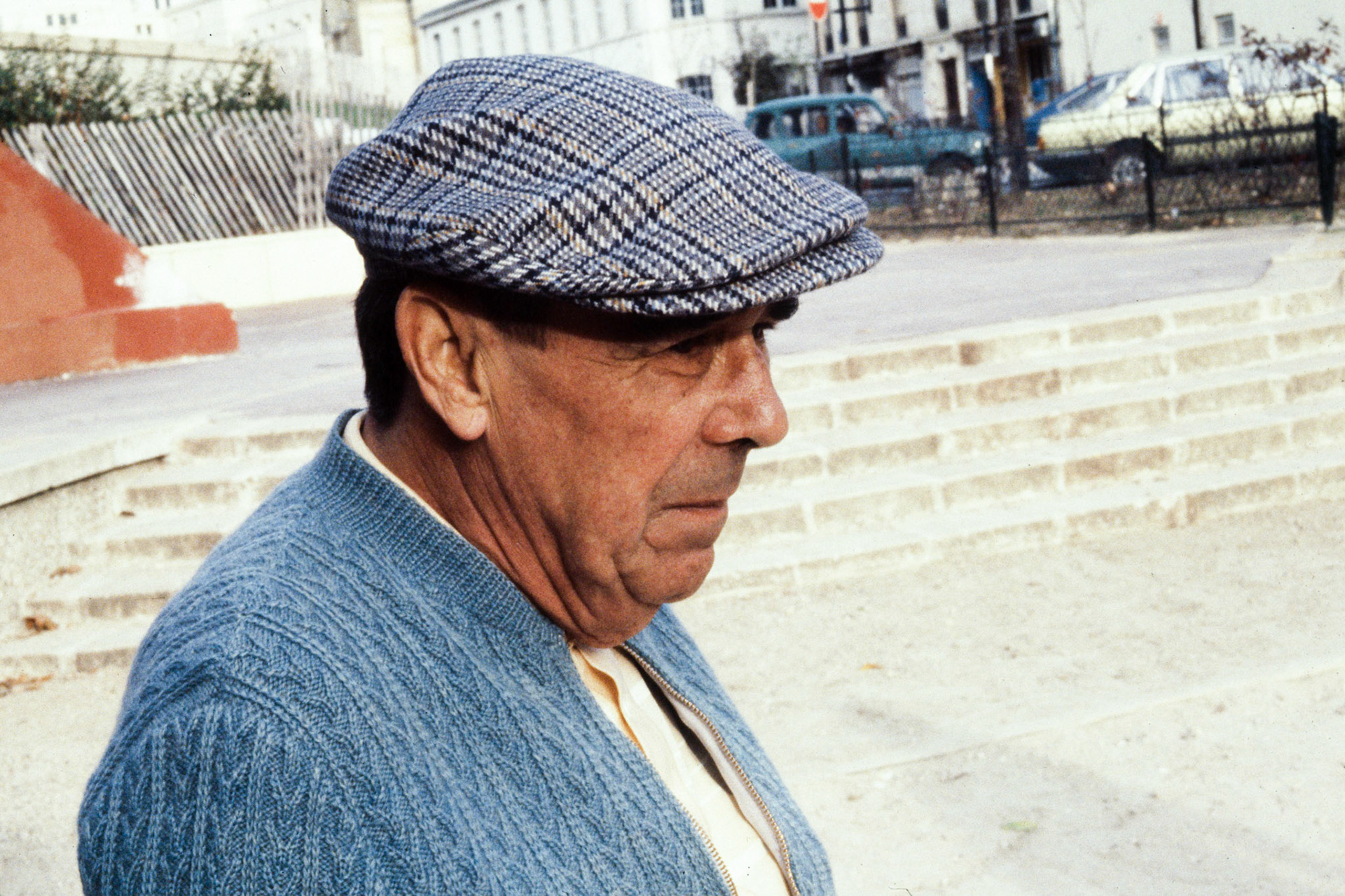 Un homme qui jouait pétanque