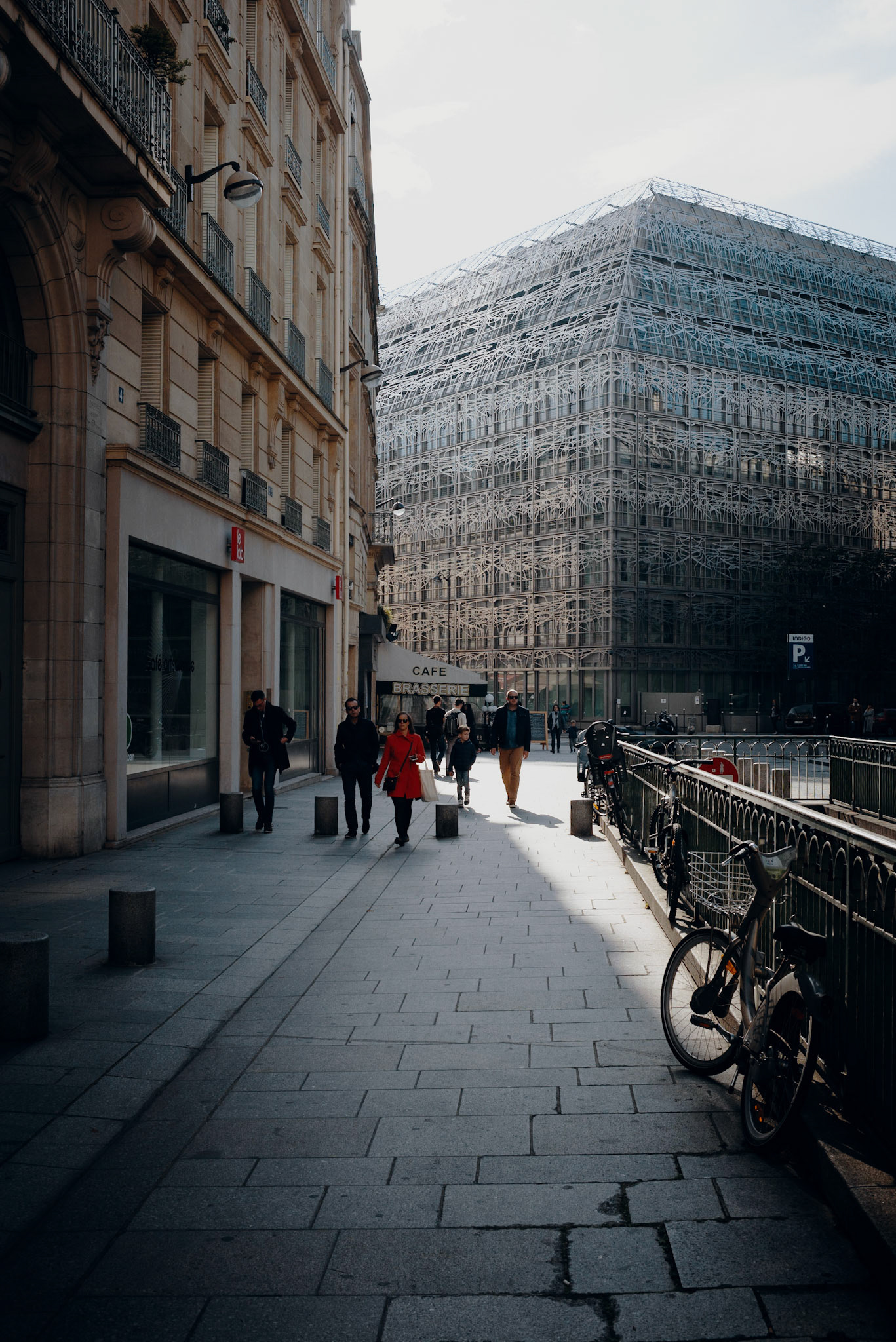 Vue depuis la rue du Bouloi. Quel bâtiment !